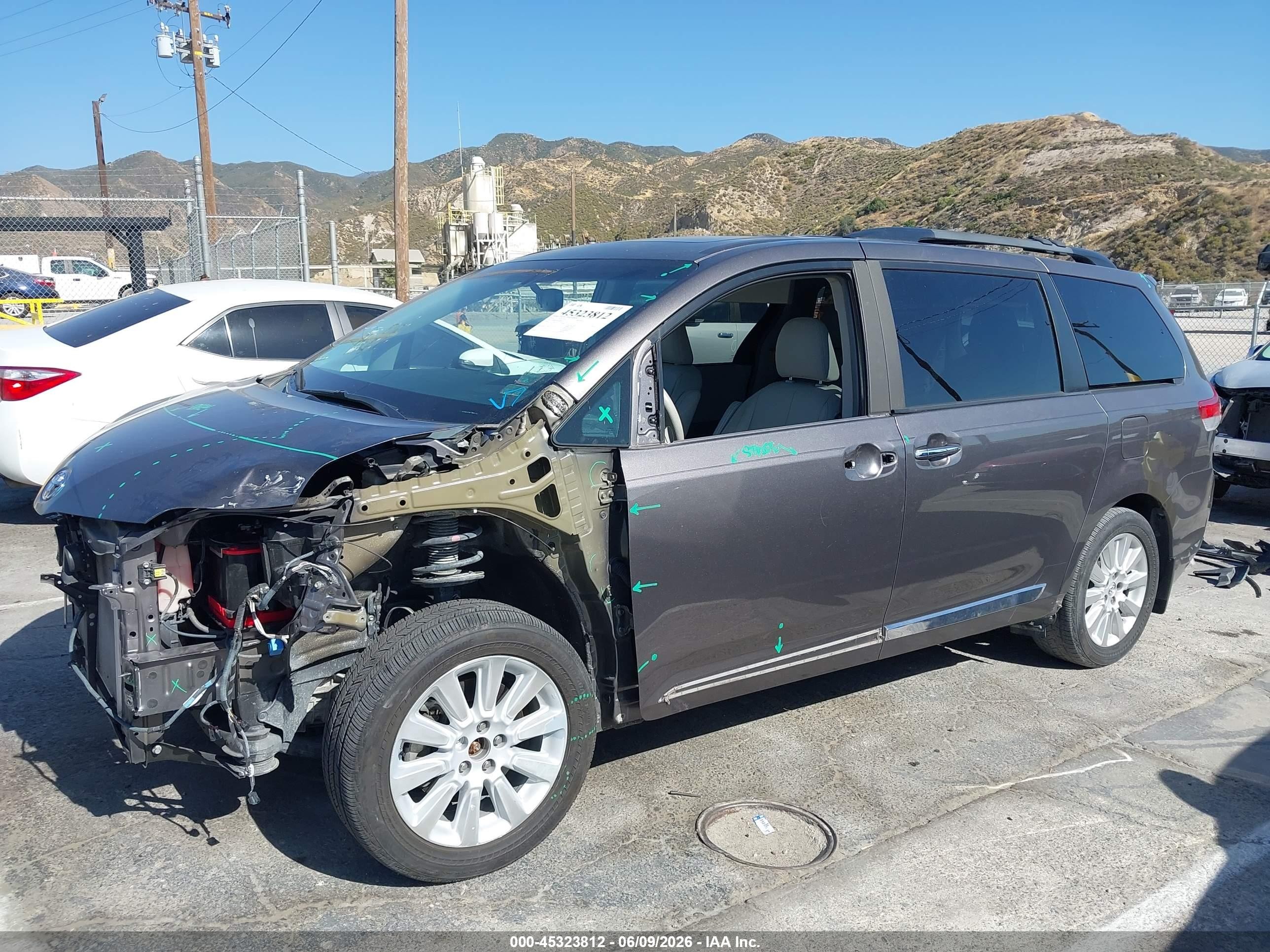 2014 Toyota Sienna Xle 7 Passenger Серый vin: 5TDDK3DC1ES084352