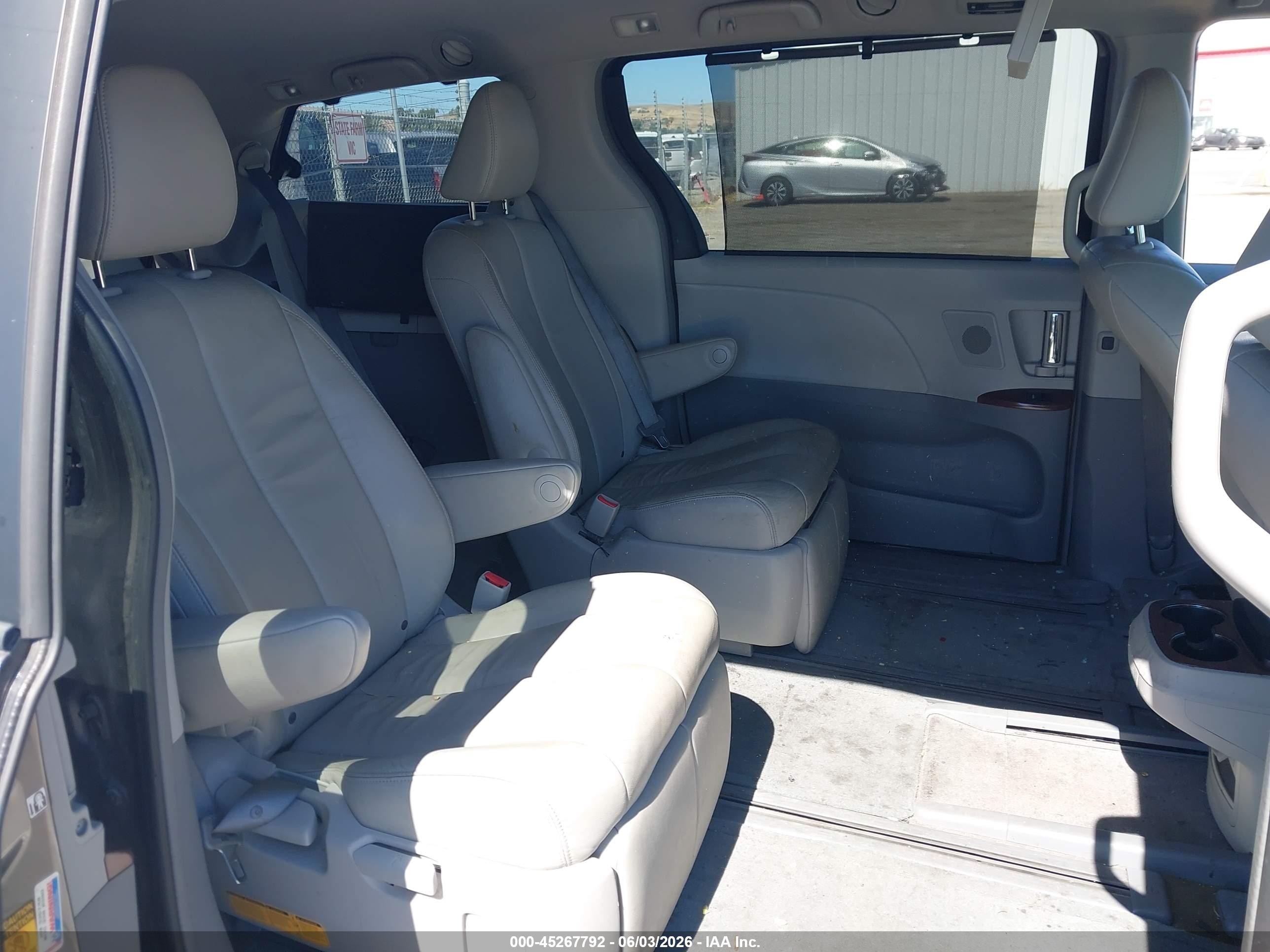 2014 Toyota Sienna Xle 7 Passenger Gray vin: 5TDDK3DC1ES093228