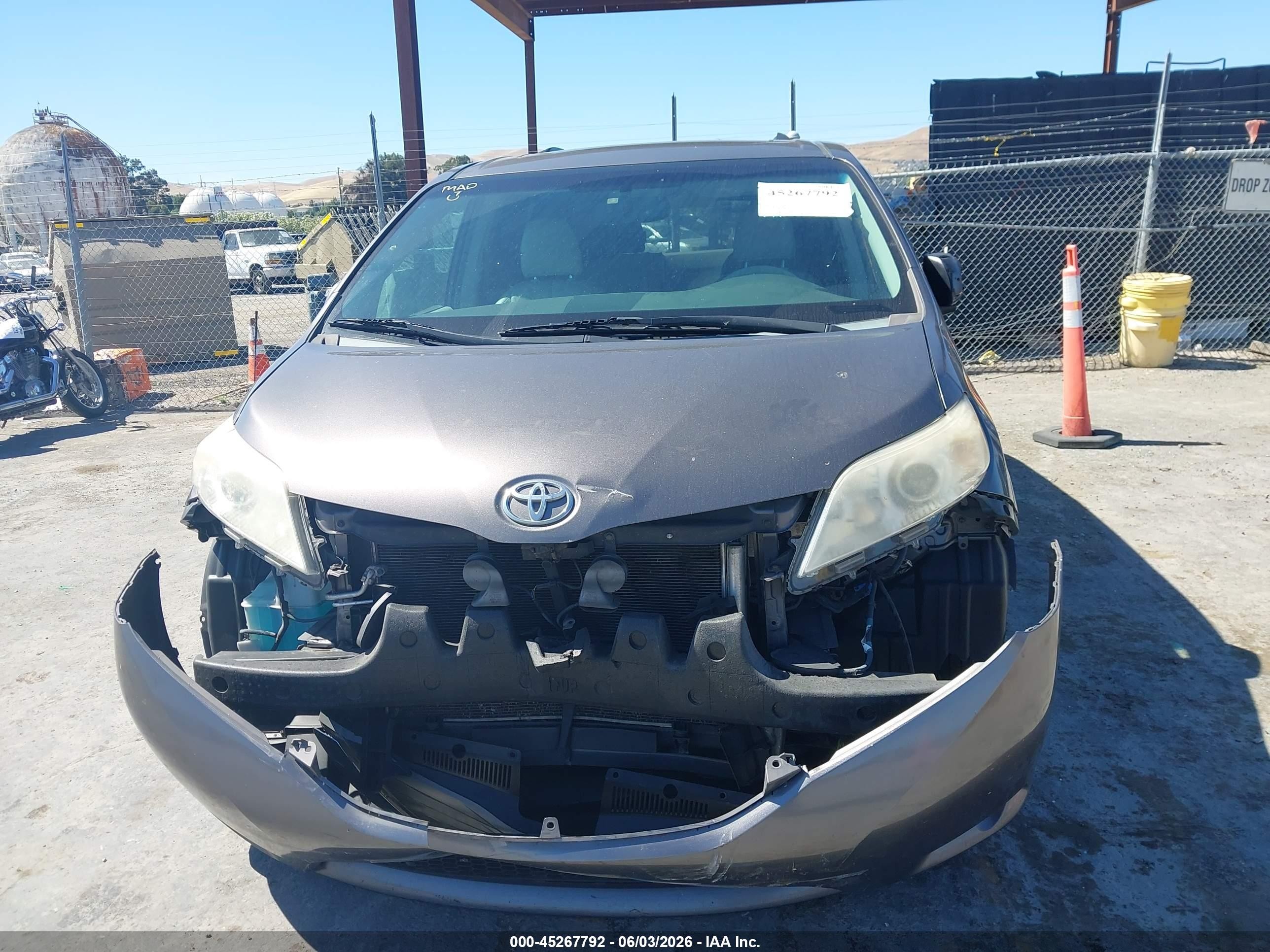 2014 Toyota Sienna Xle 7 Passenger Gray vin: 5TDDK3DC1ES093228