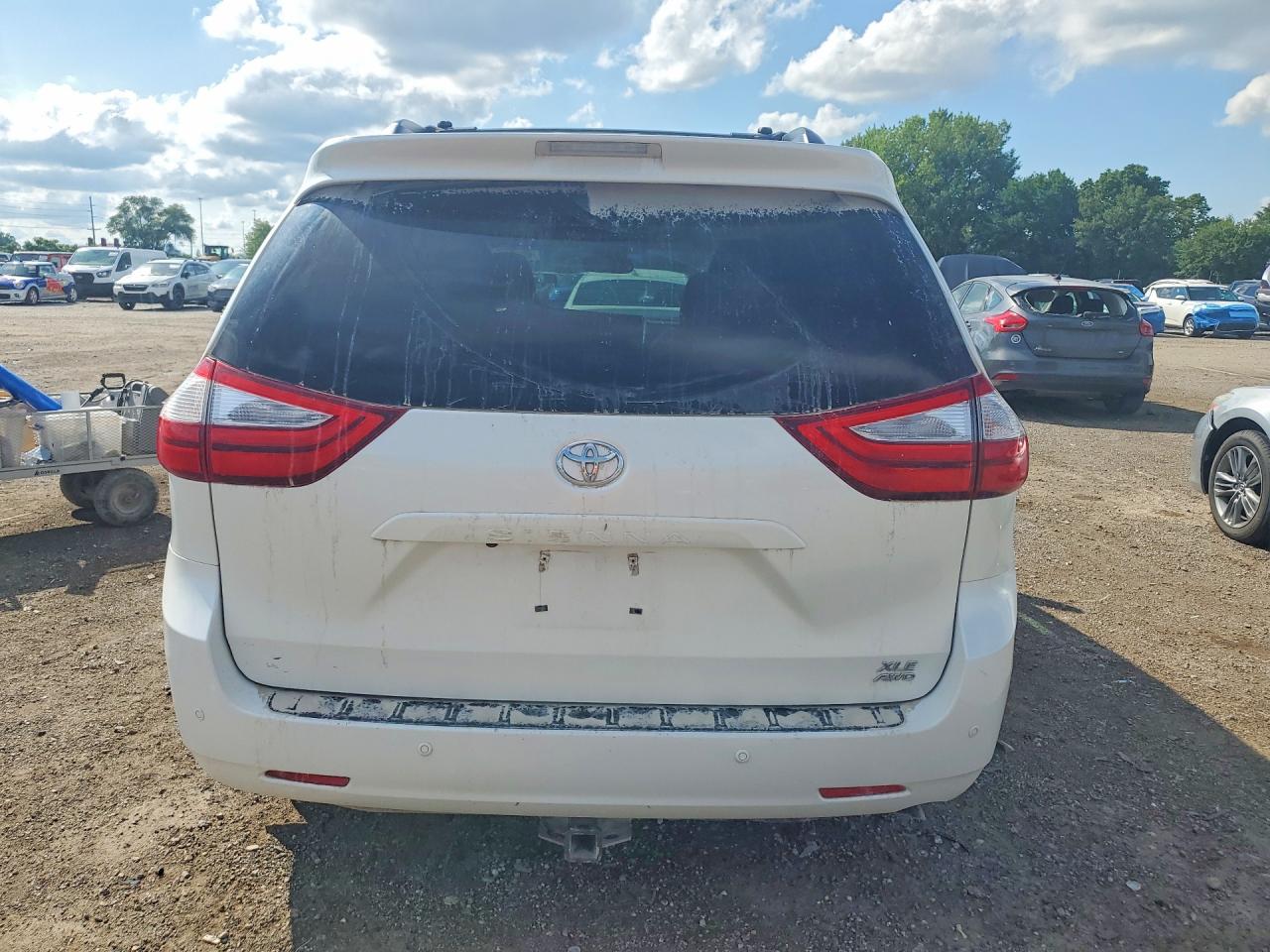 2015 Toyota Sienna Xle Premium 7-passenger White vin: 5TDDK3DC1FS127458