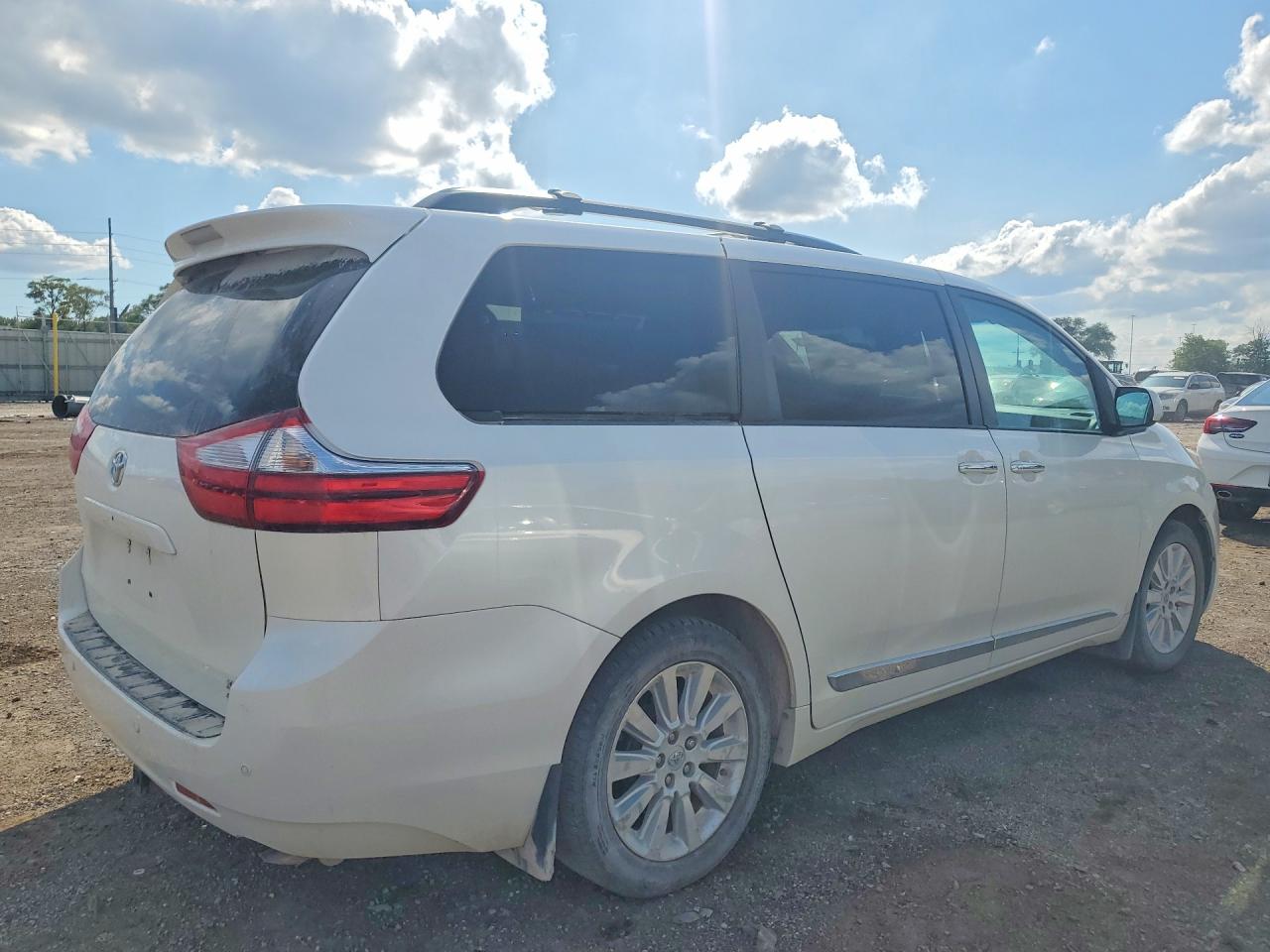 2015 Toyota Sienna Xle Premium 7-passenger White vin: 5TDDK3DC1FS127458