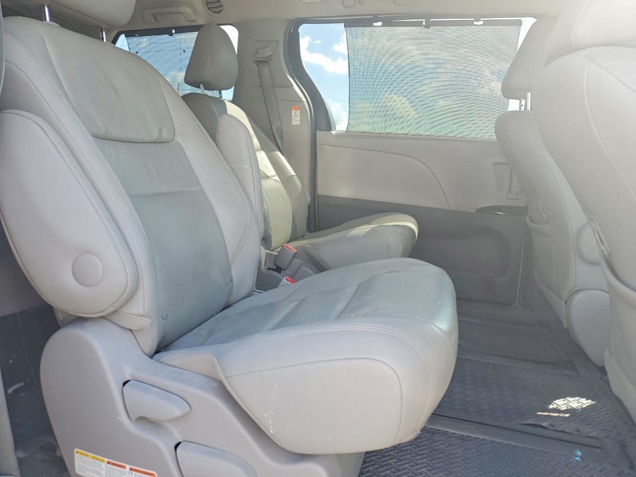 2015 Toyota Sienna Xle Premium 7-passenger White vin: 5TDDK3DC1FS127458