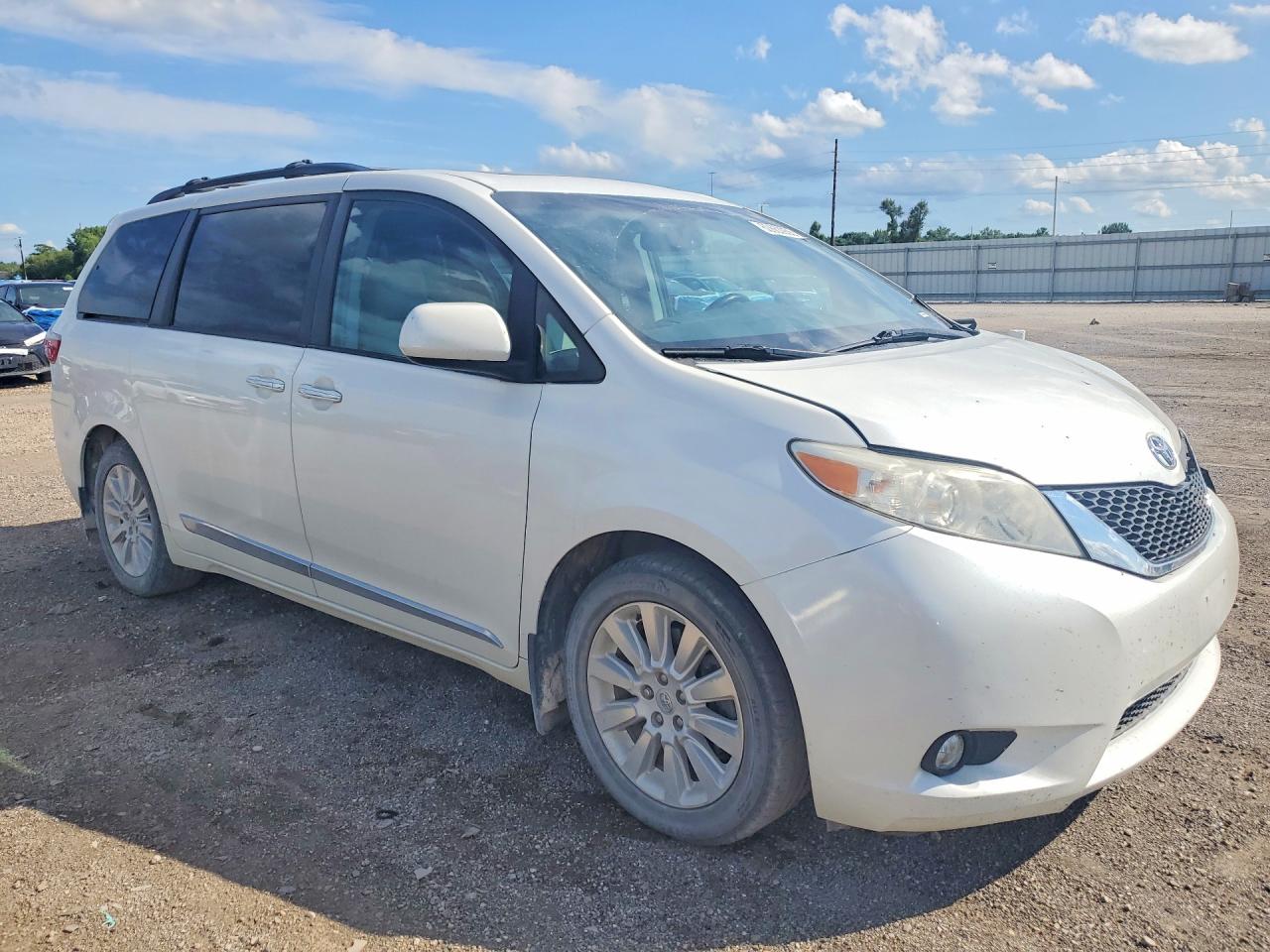 2015 Toyota Sienna Xle Premium 7-passenger White vin: 5TDDK3DC1FS127458