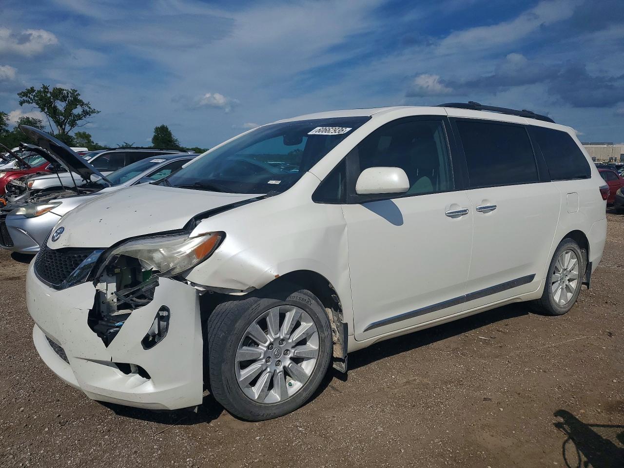 2015 Toyota Sienna Xle Premium 7-passenger White vin: 5TDDK3DC1FS127458