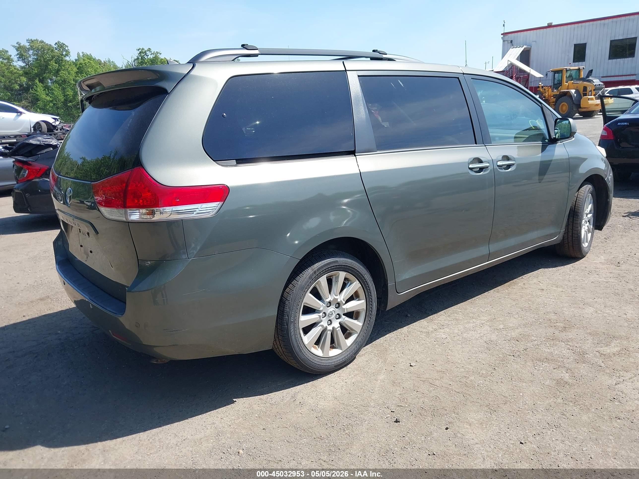 2011 Toyota Sienna Xle Gray vin: 5TDDK3DC2BS004147