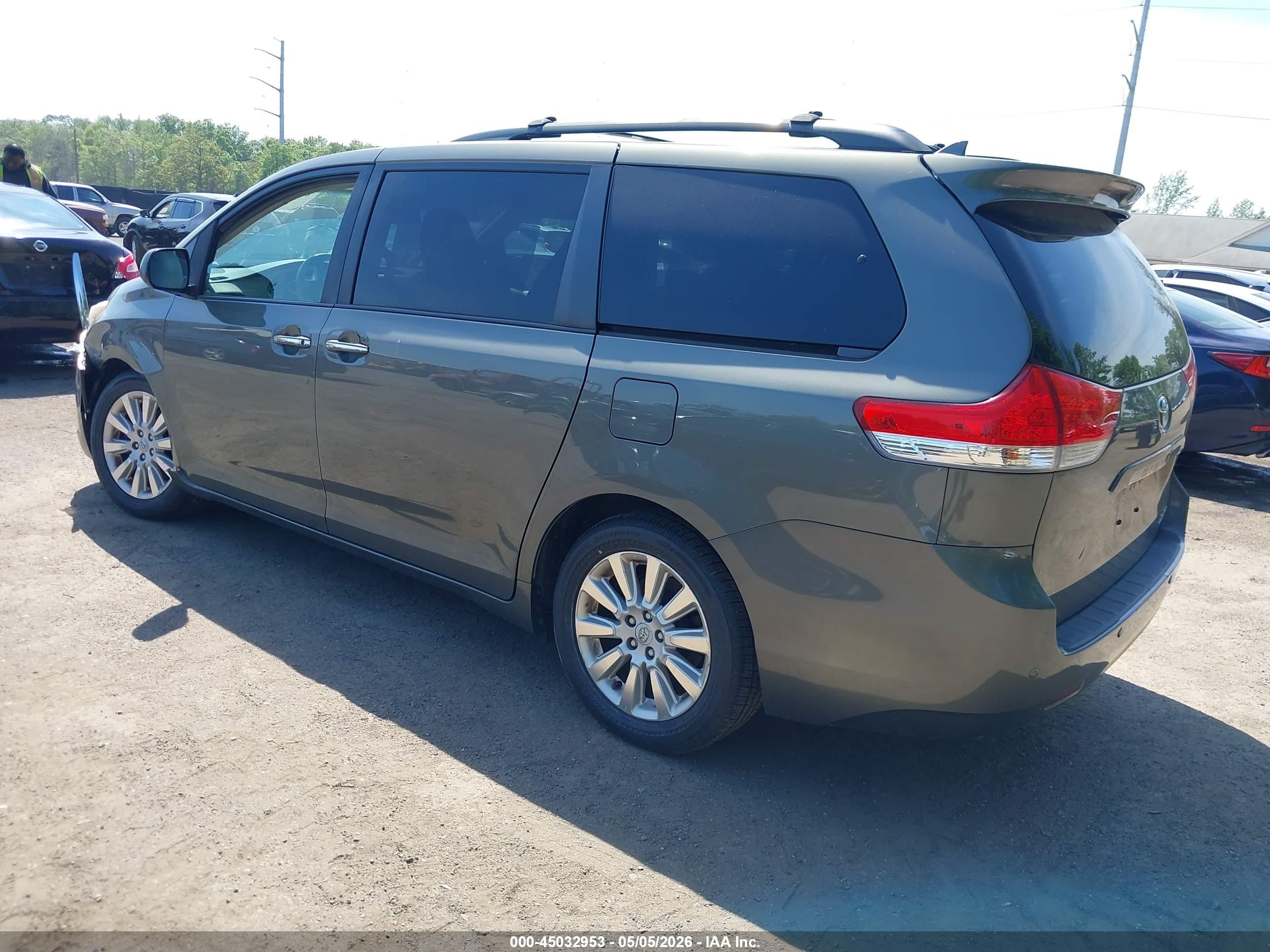 2011 Toyota Sienna Xle Gray vin: 5TDDK3DC2BS004147