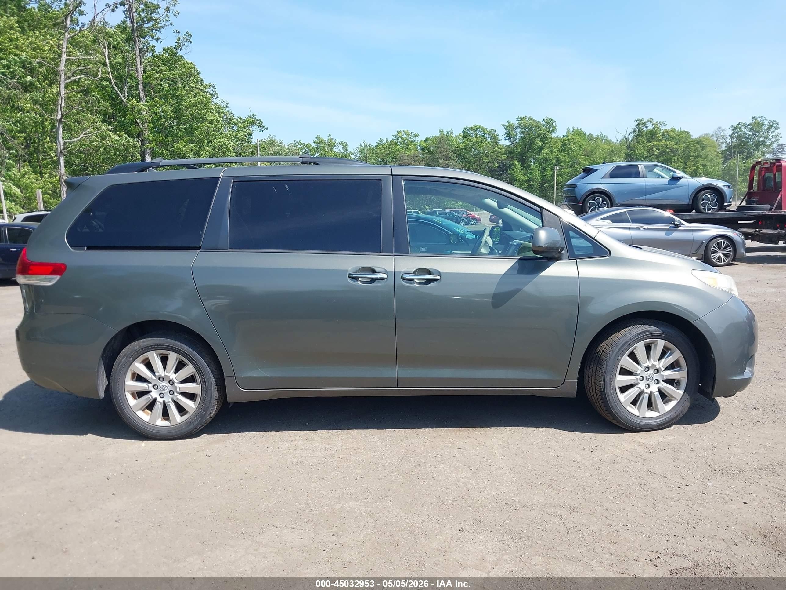 2011 Toyota Sienna Xle Gray vin: 5TDDK3DC2BS004147