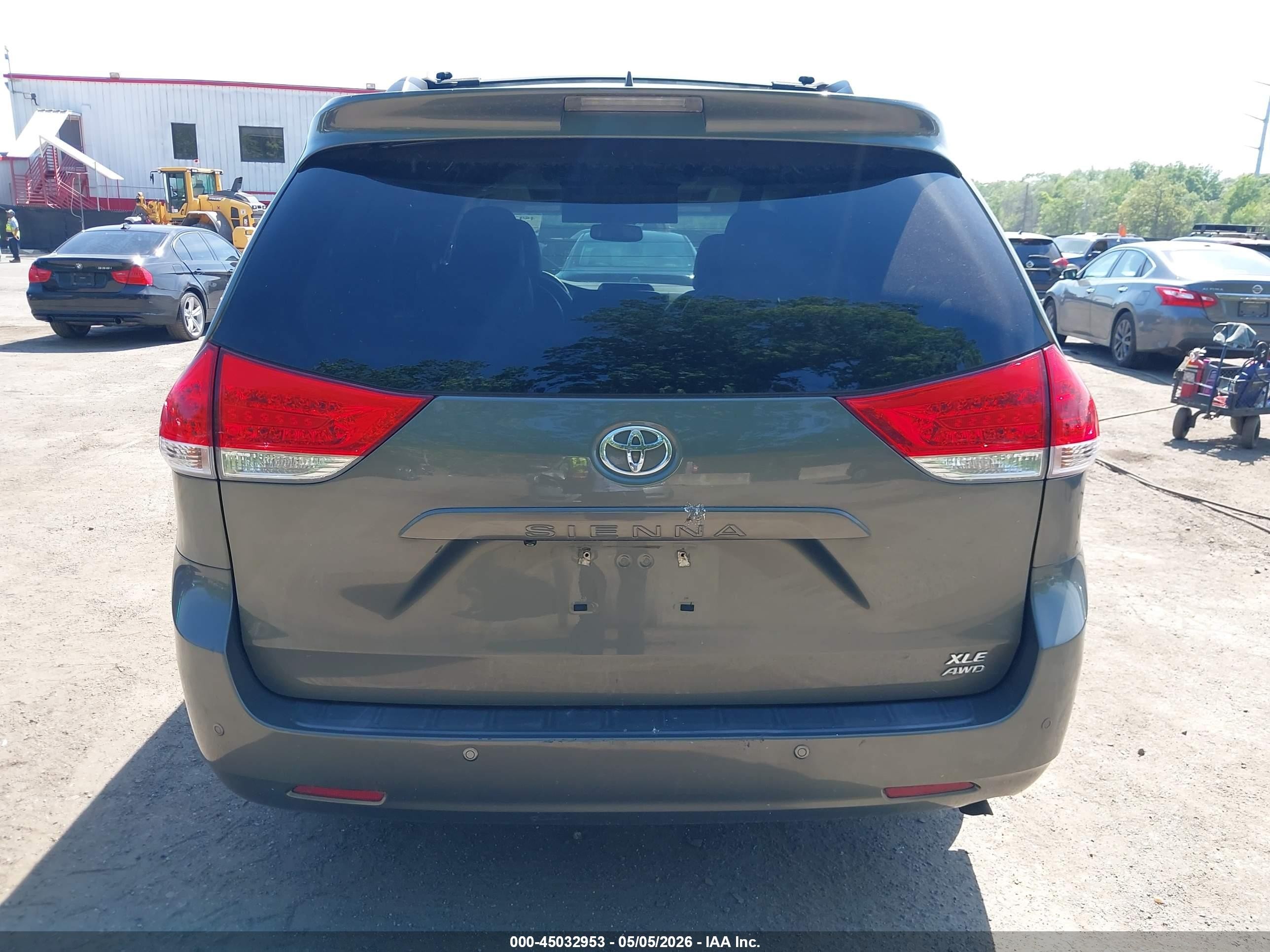 2011 Toyota Sienna Xle Gray vin: 5TDDK3DC2BS004147