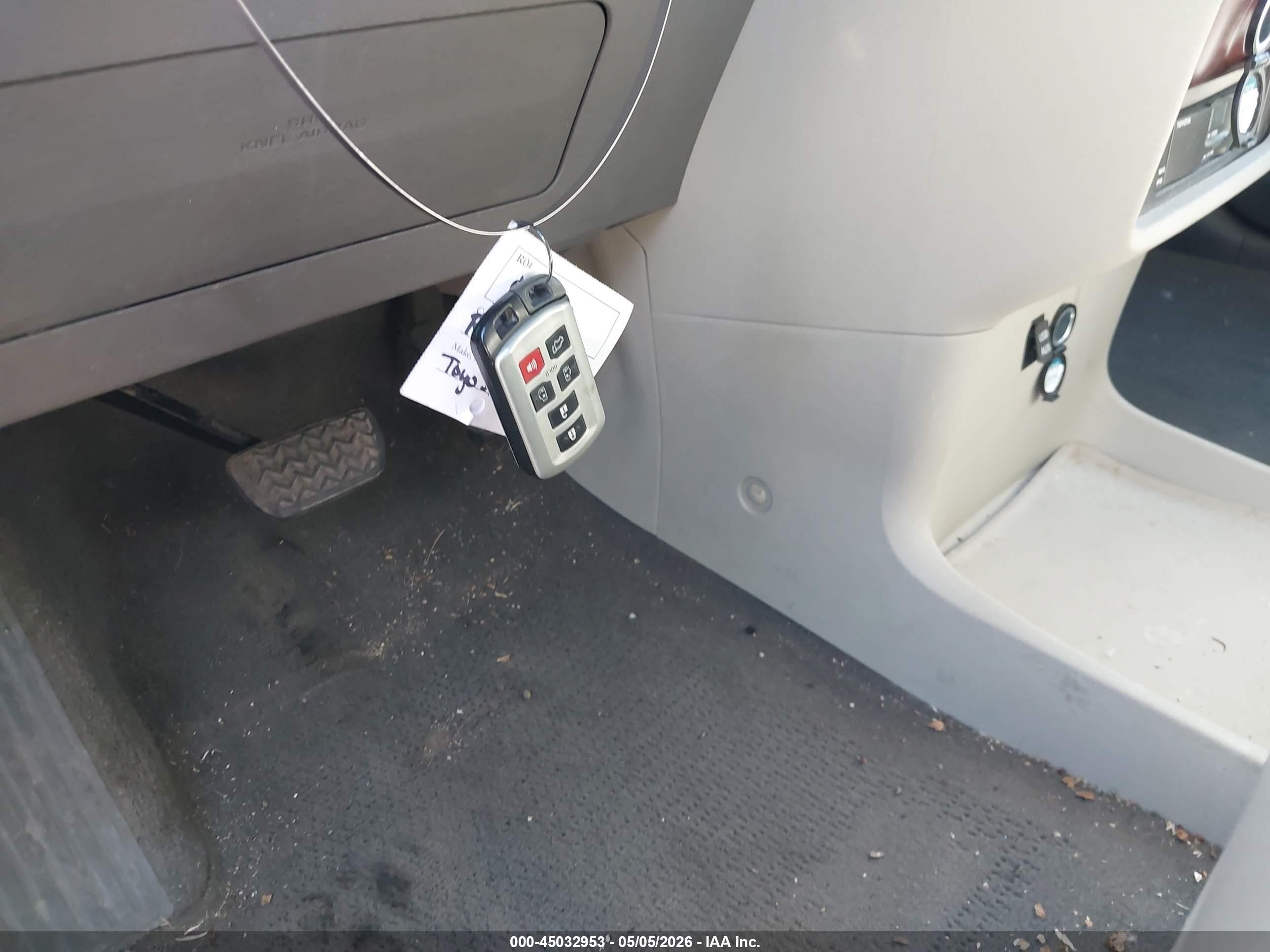 2011 Toyota Sienna Xle Gray vin: 5TDDK3DC2BS004147