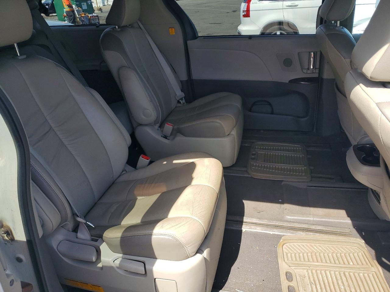 2011 Toyota Sienna Xle 7-passenger Белый vin: 5TDDK3DC2BS007324