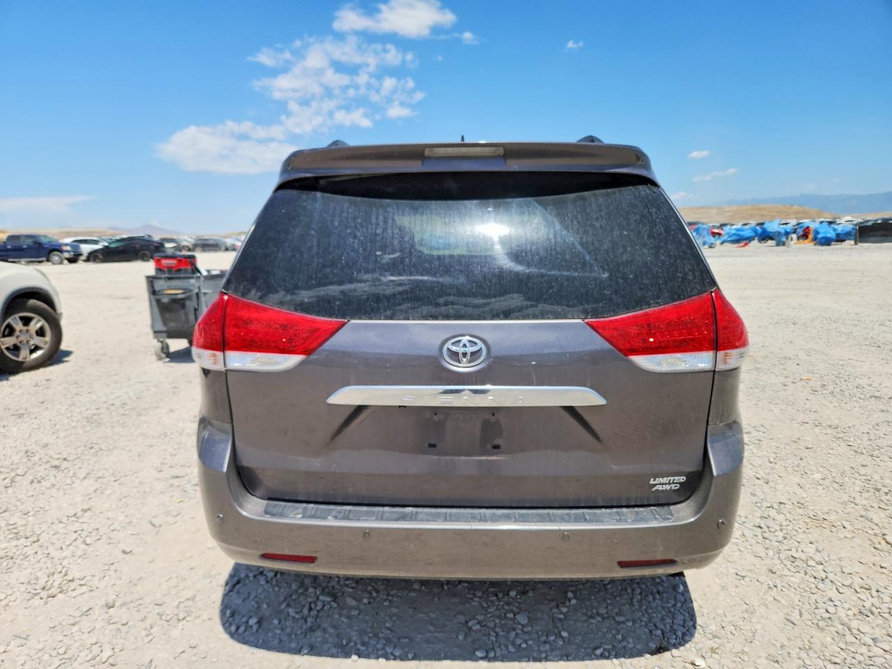 2011 Toyota Sienna Limited 7-passenger Gray vin: 5TDDK3DC2BS010367