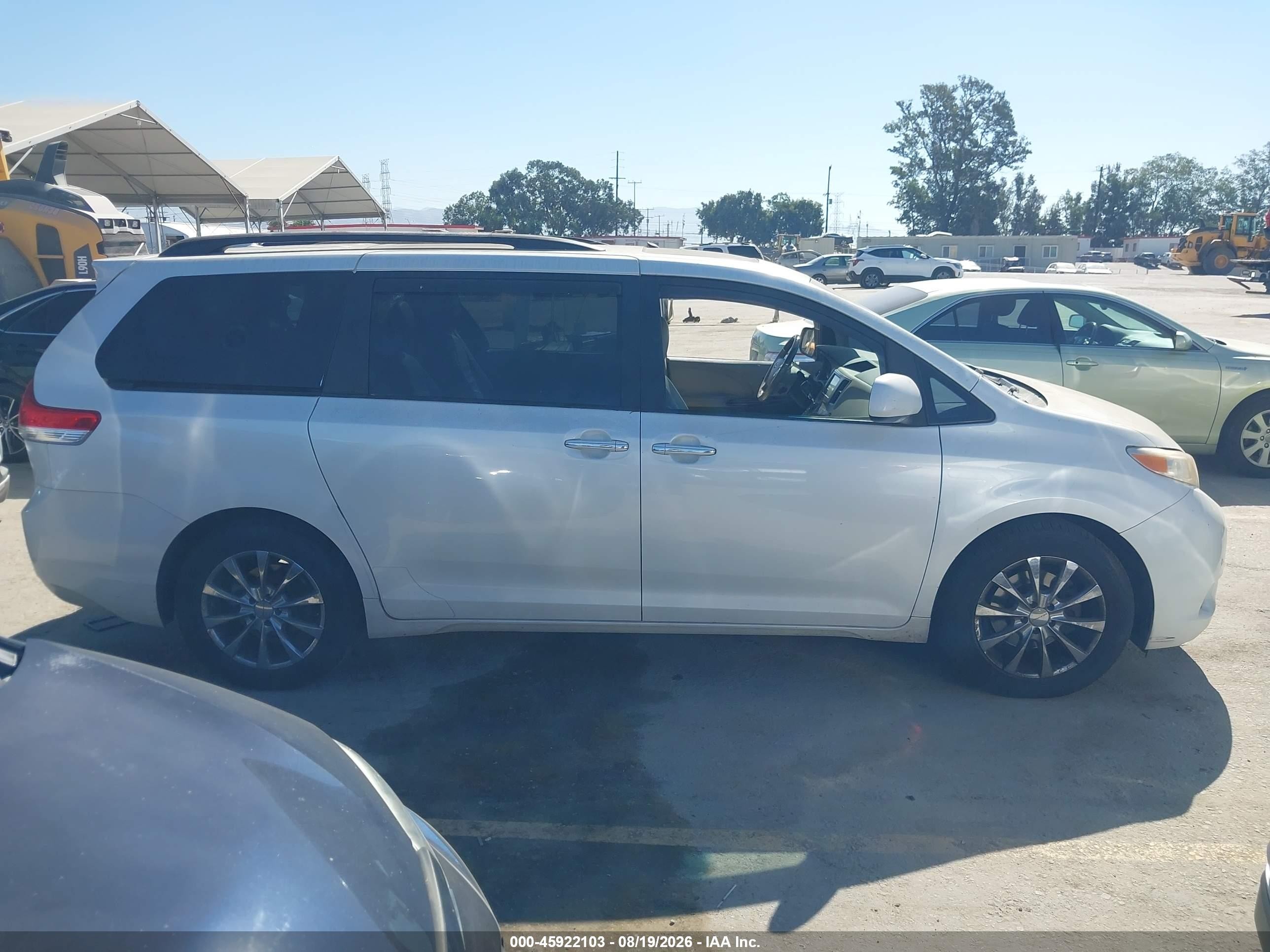 2011 Toyota Sienna Limited White vin: 5TDDK3DC2BS023782