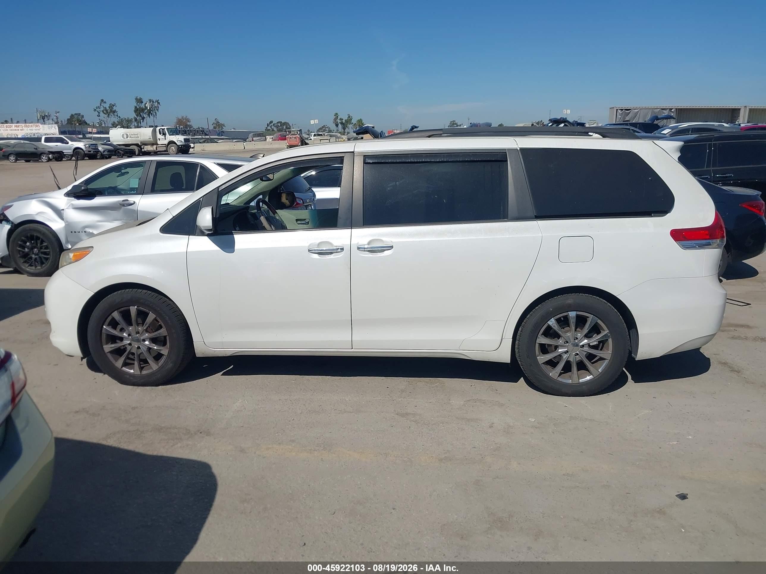 2011 Toyota Sienna Limited White vin: 5TDDK3DC2BS023782