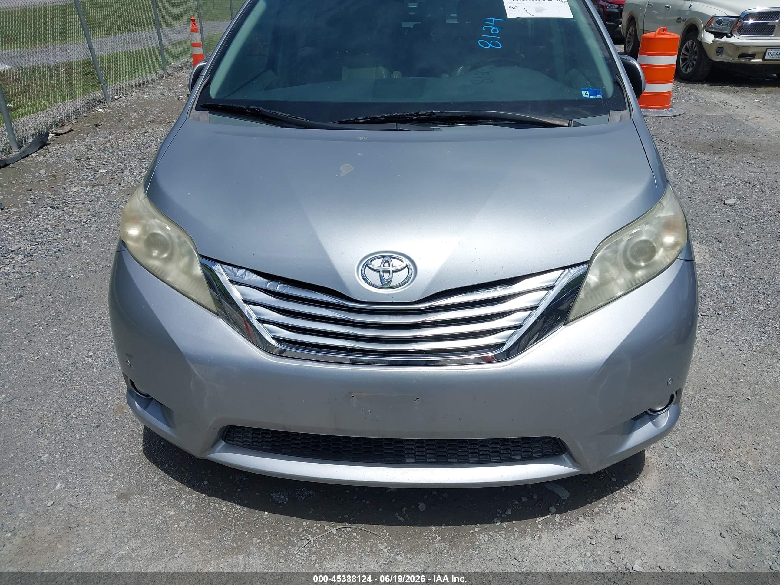 2011 Toyota Sienna Limited Silver vin: 5TDDK3DC2BS024253