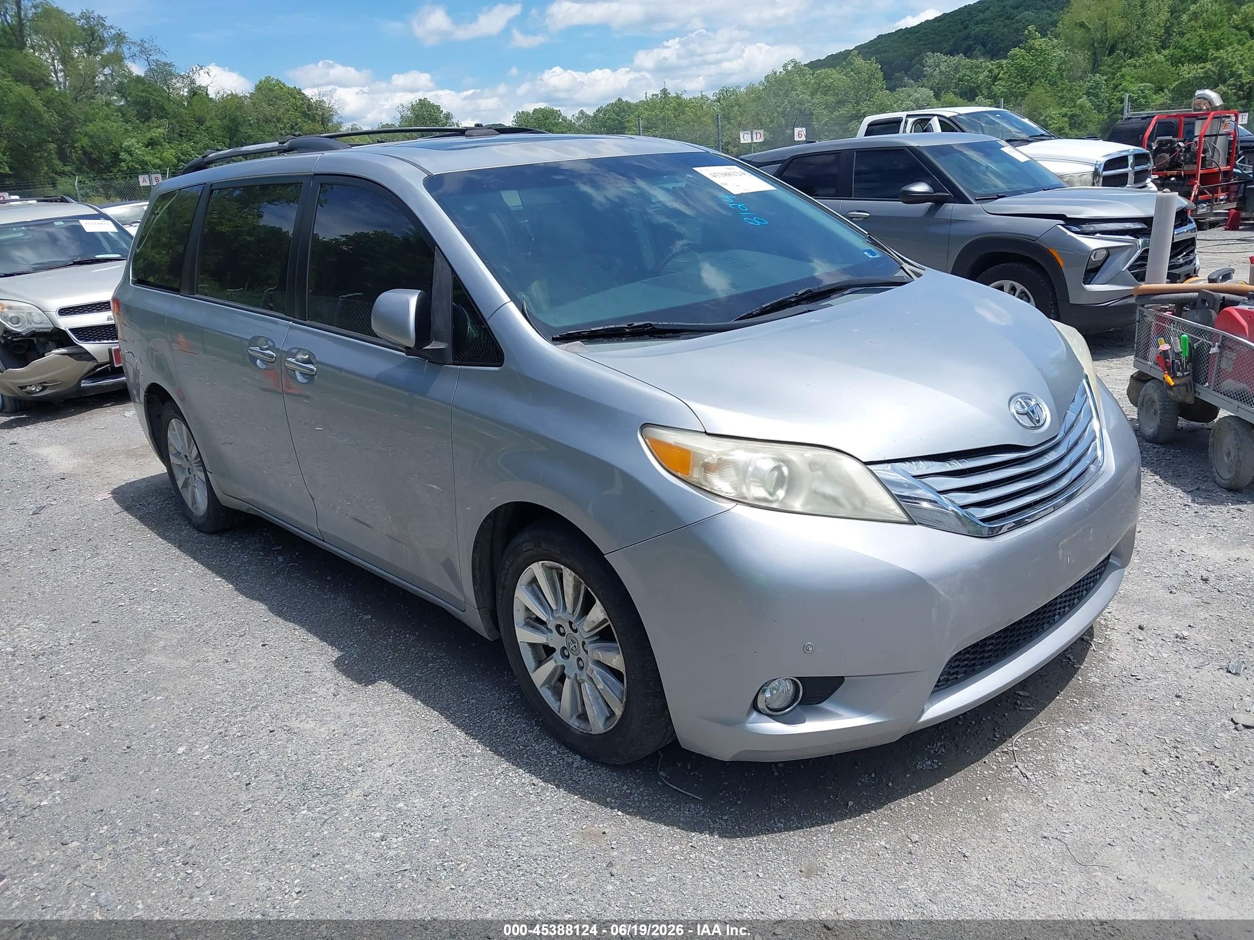 2011 Toyota Sienna Limited Silver vin: 5TDDK3DC2BS024253