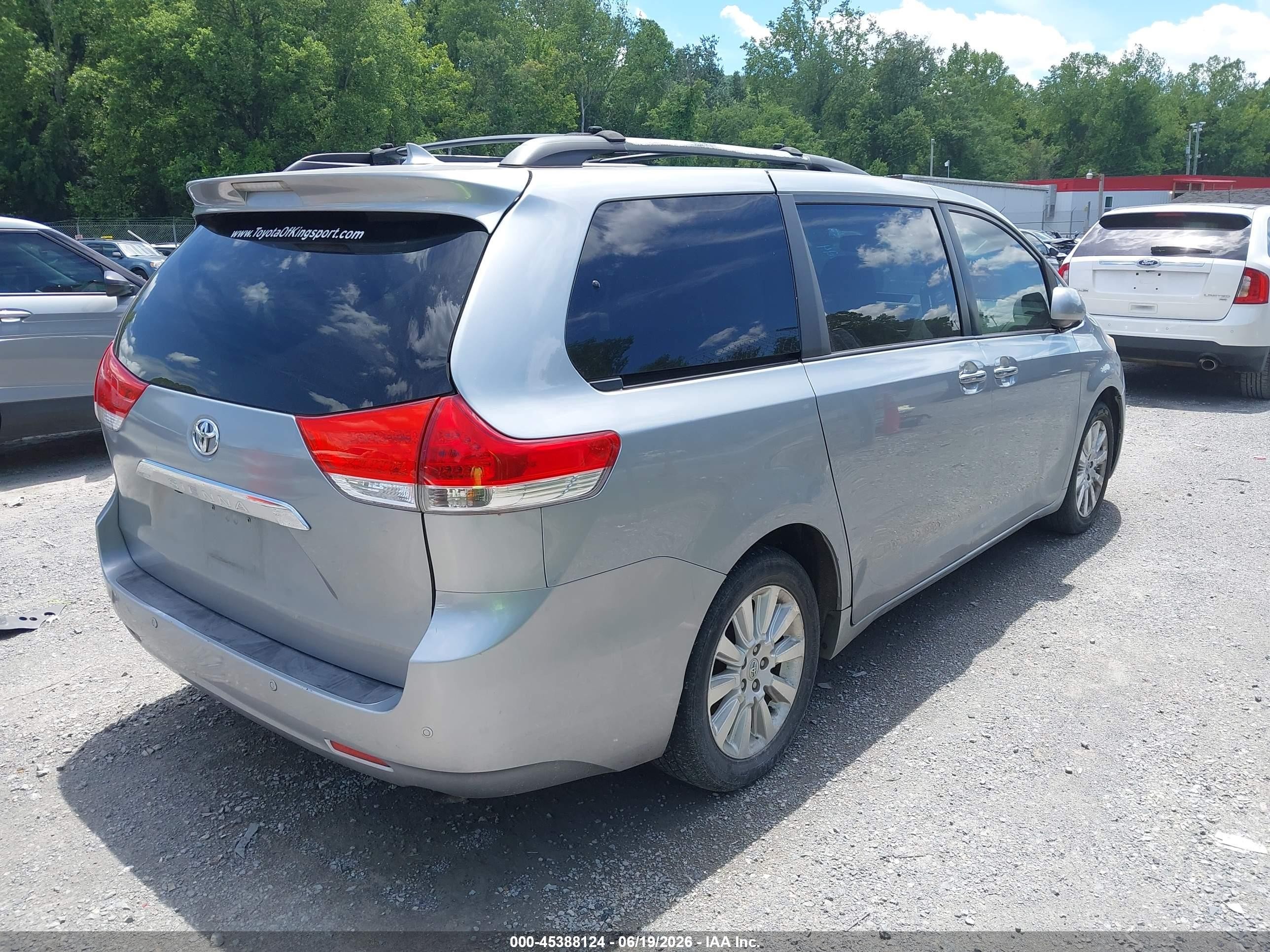 2011 Toyota Sienna Limited Silver vin: 5TDDK3DC2BS024253