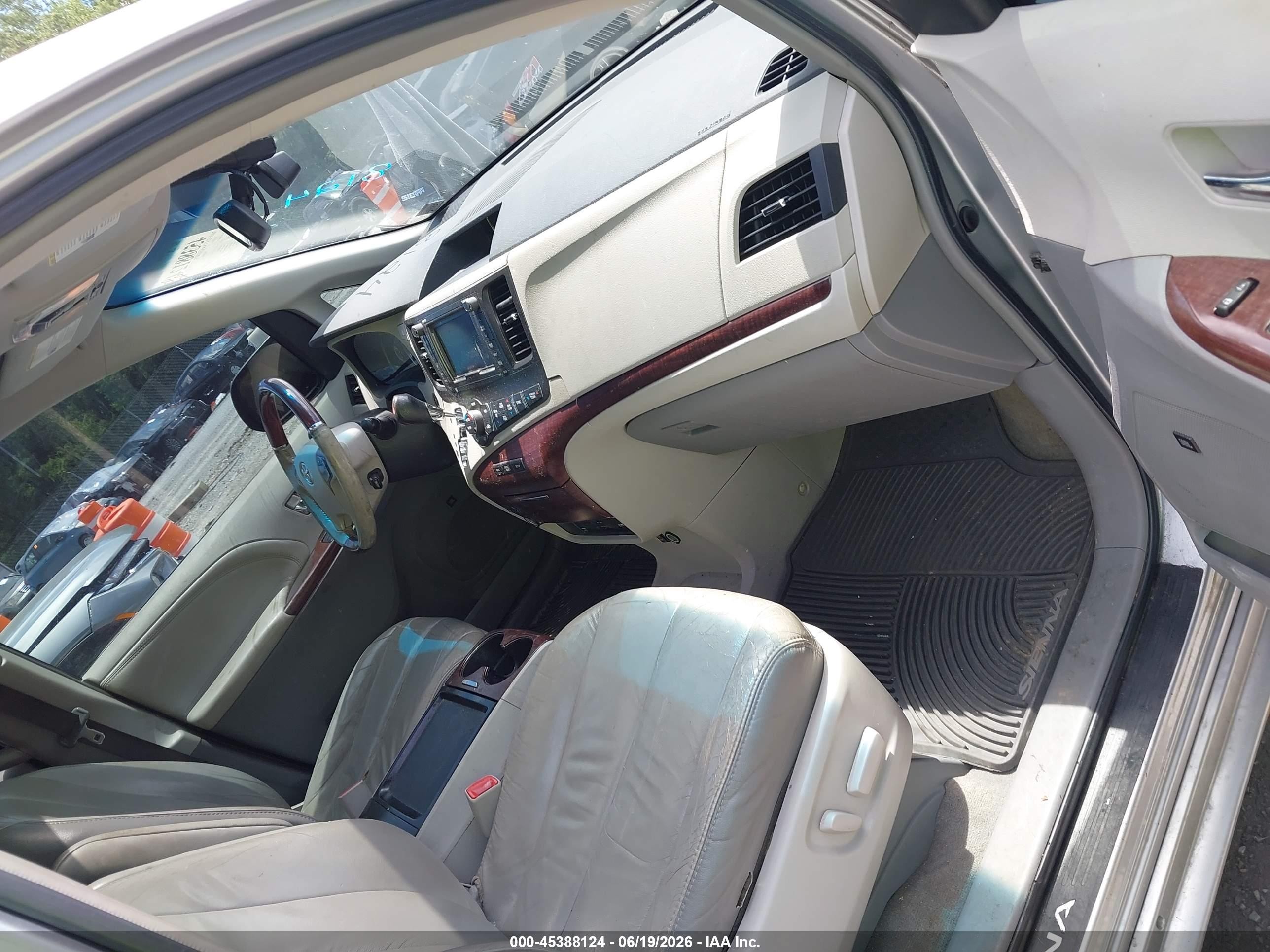 2011 Toyota Sienna Limited Silver vin: 5TDDK3DC2BS024253
