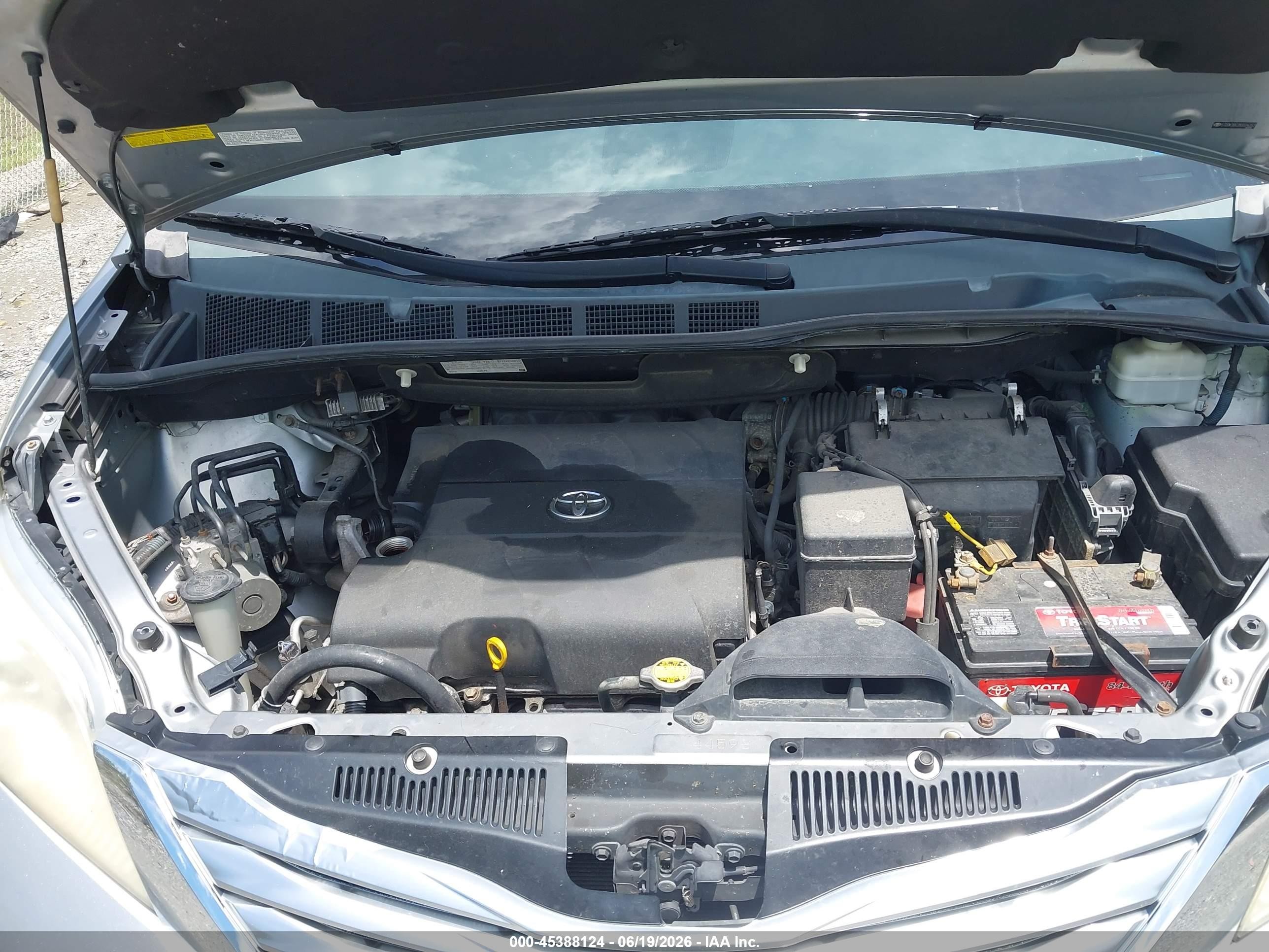 2011 Toyota Sienna Limited Silver vin: 5TDDK3DC2BS024253