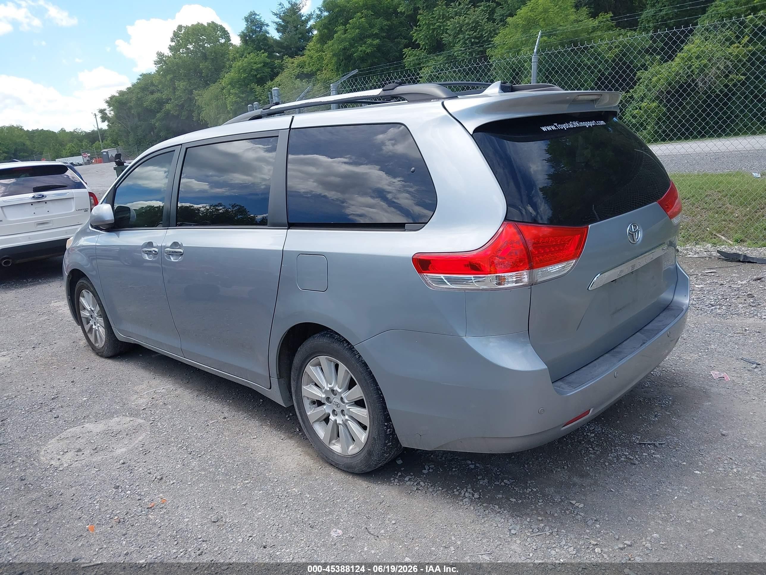 2011 Toyota Sienna Limited Silver vin: 5TDDK3DC2BS024253