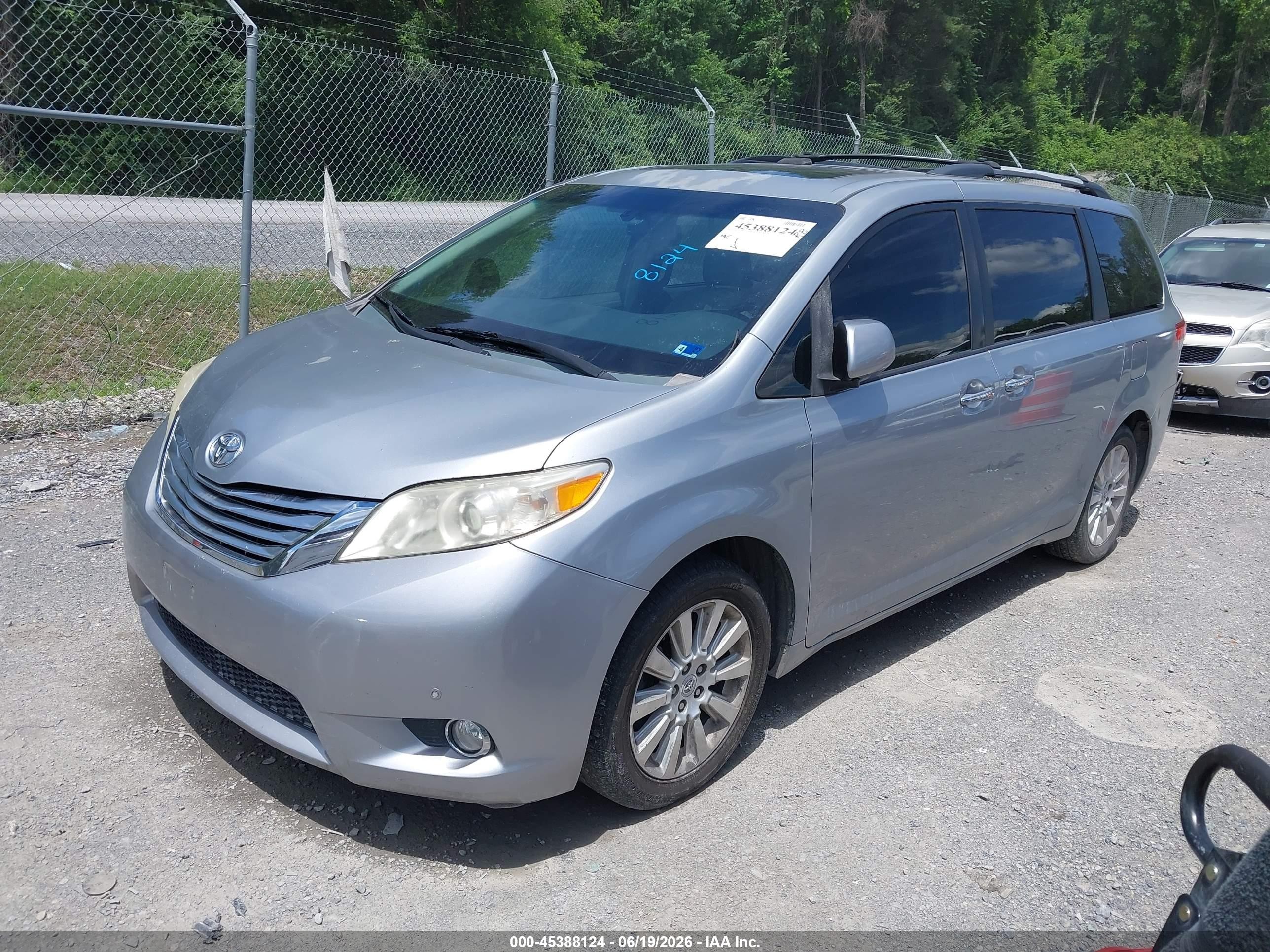 2011 Toyota Sienna Limited Silver vin: 5TDDK3DC2BS024253