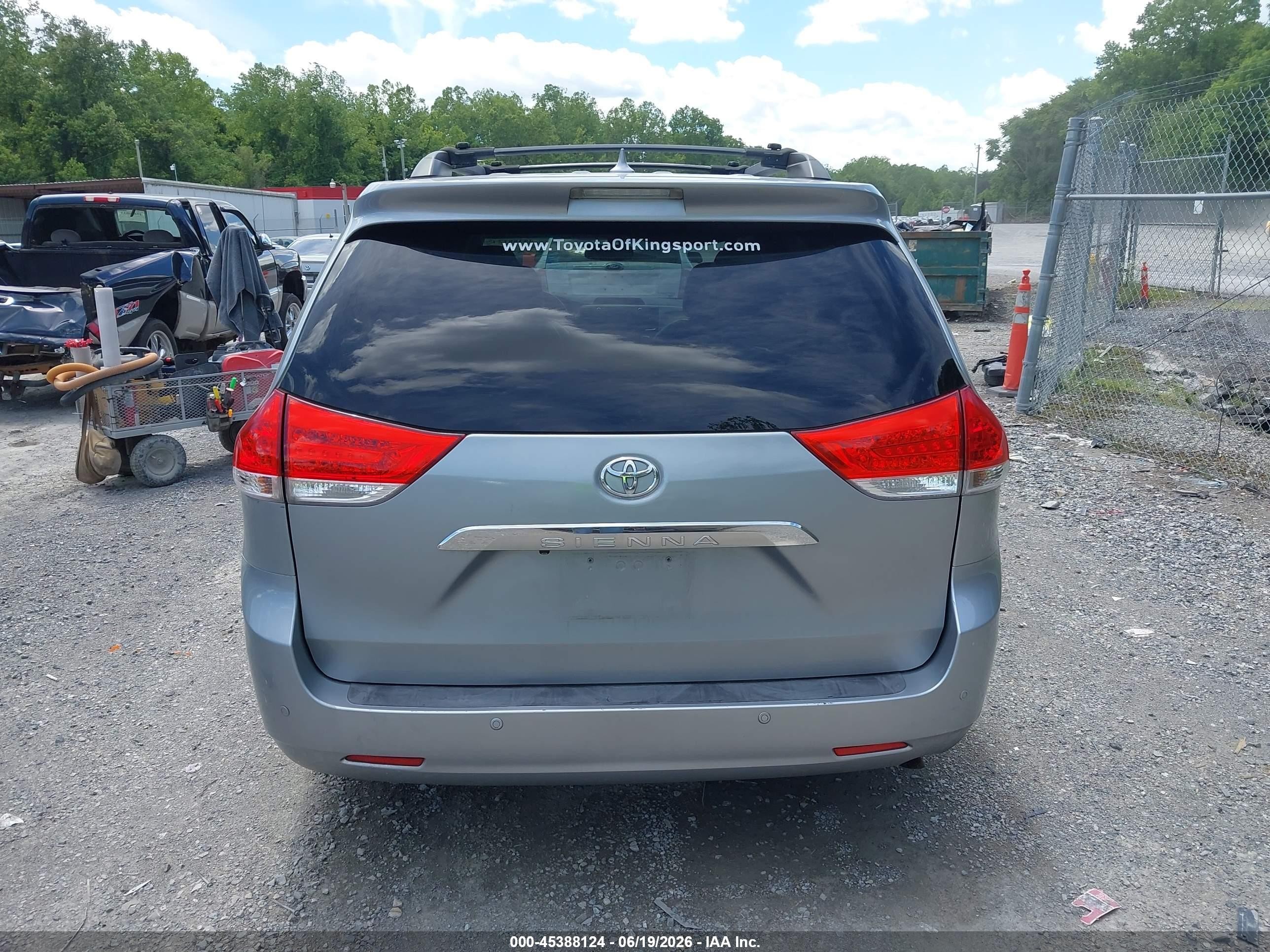 2011 Toyota Sienna Limited Silver vin: 5TDDK3DC2BS024253