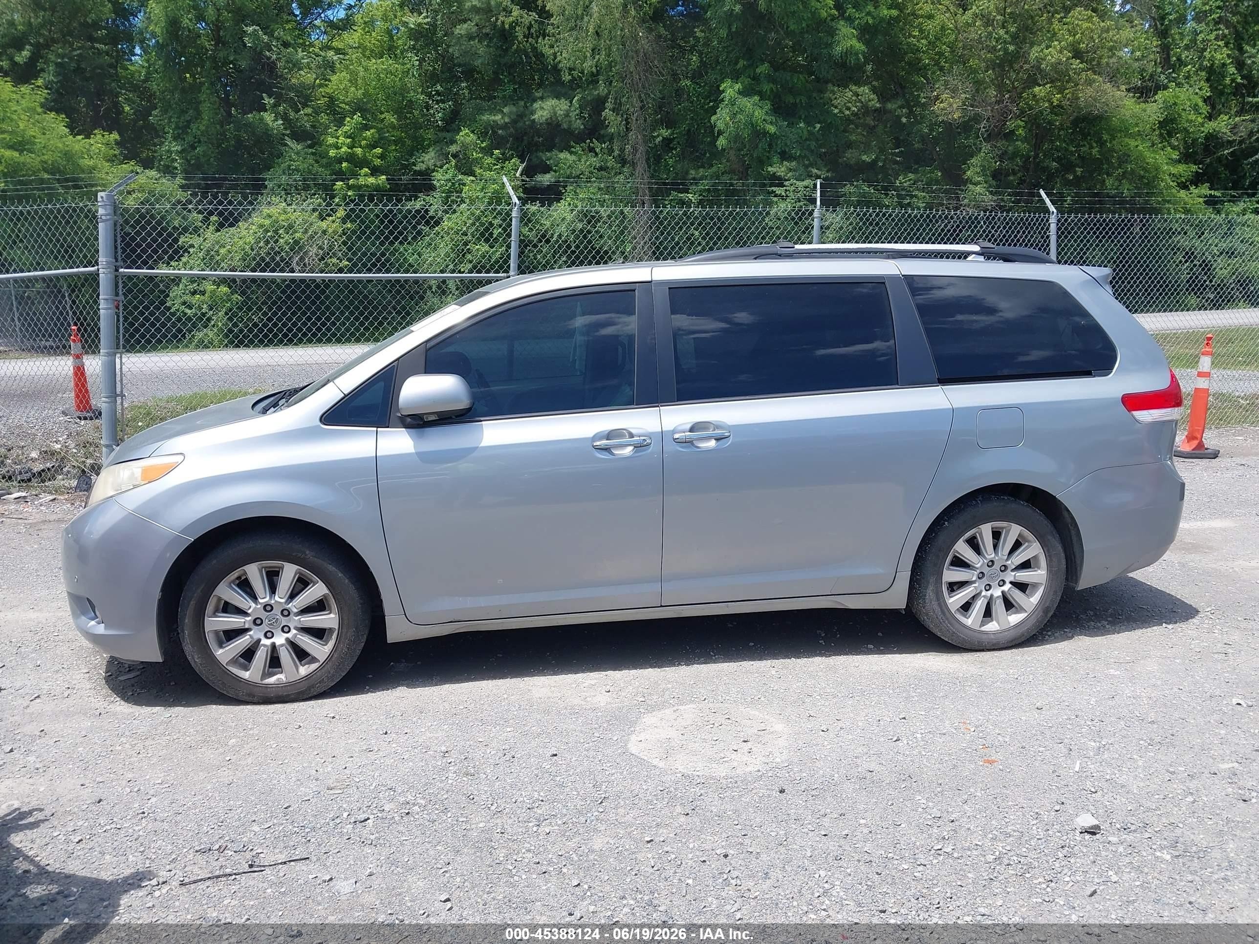 2011 Toyota Sienna Limited Silver vin: 5TDDK3DC2BS024253