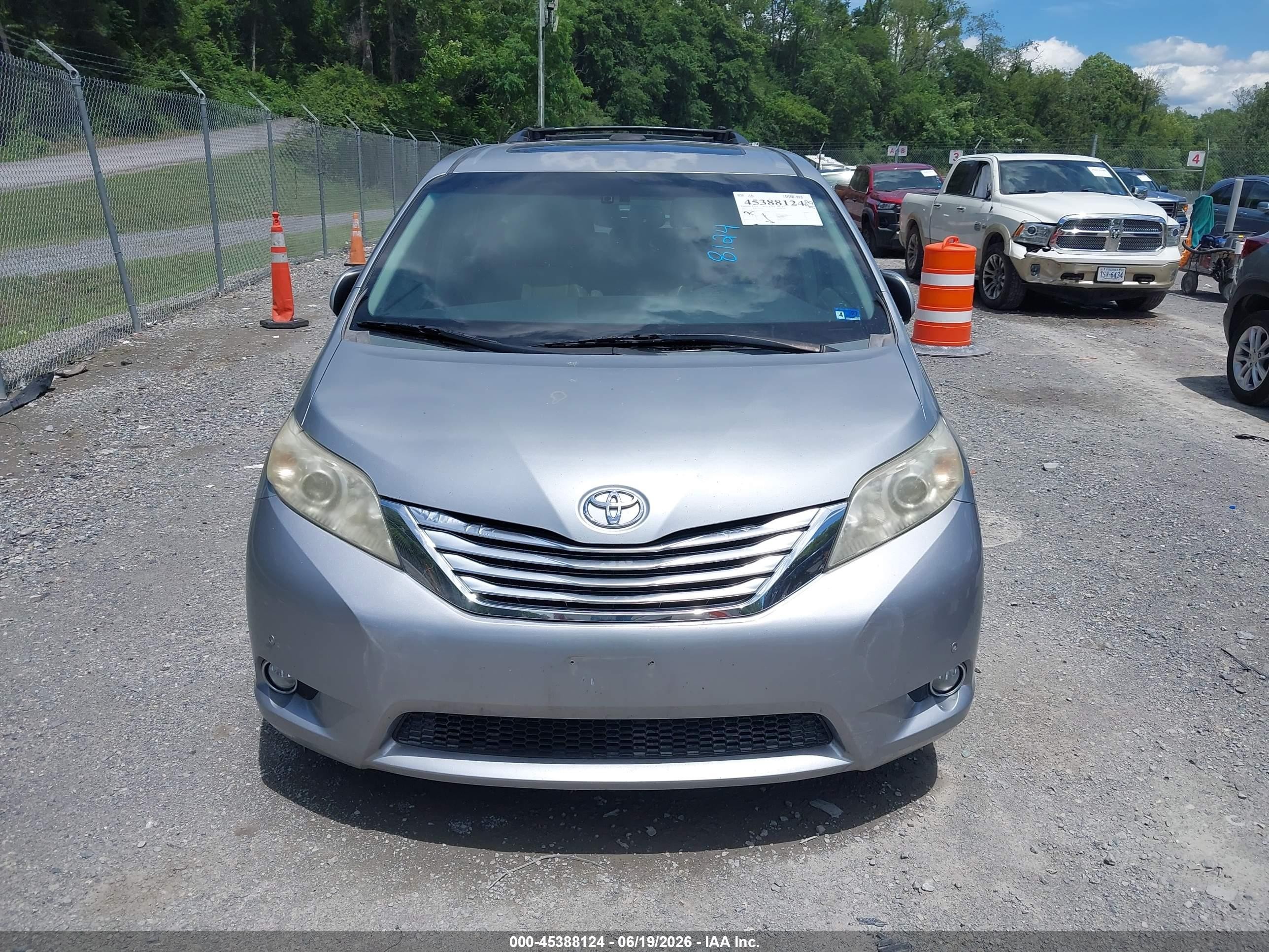 2011 Toyota Sienna Limited Silver vin: 5TDDK3DC2BS024253