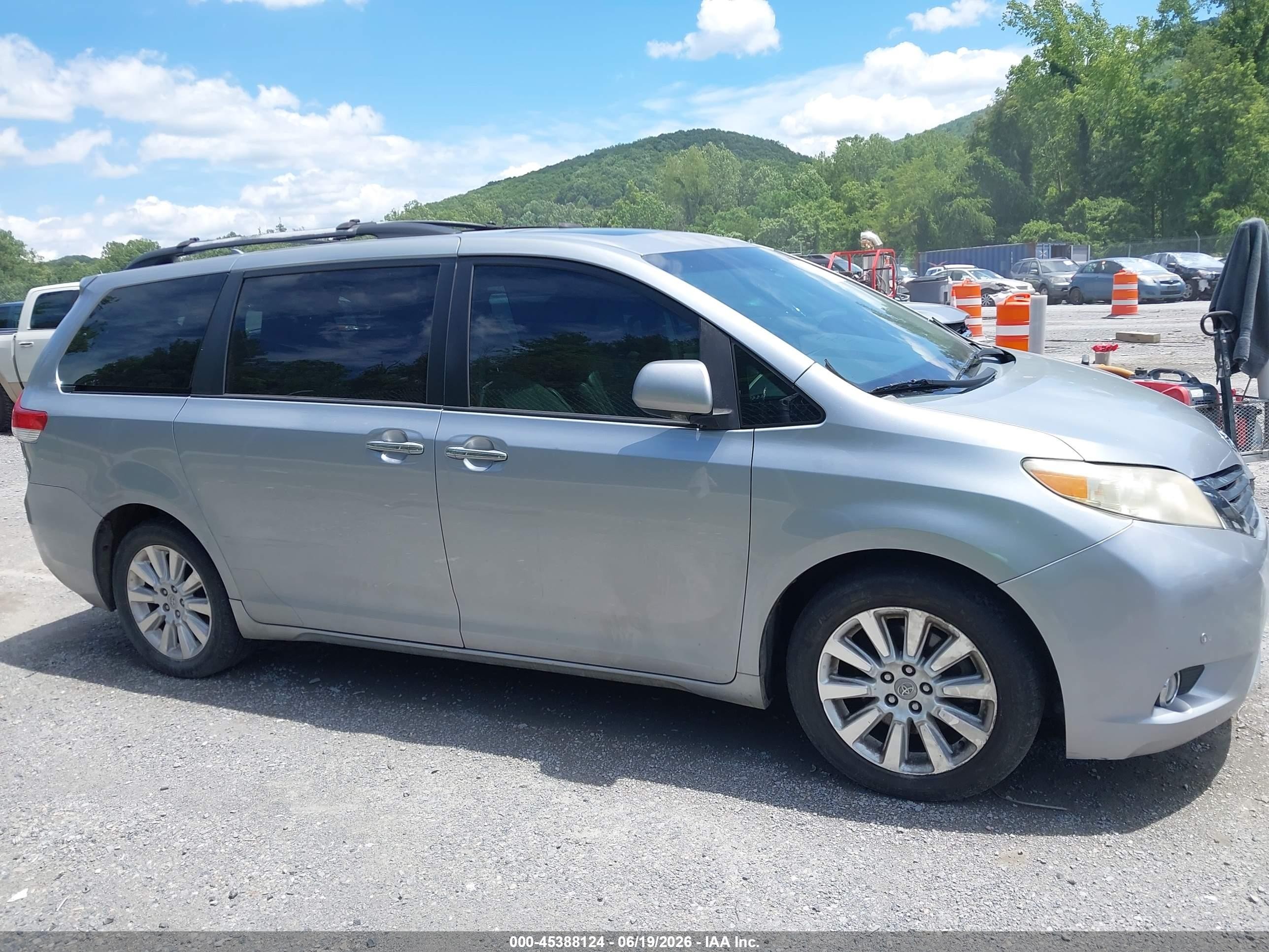 2011 Toyota Sienna Limited Silver vin: 5TDDK3DC2BS024253