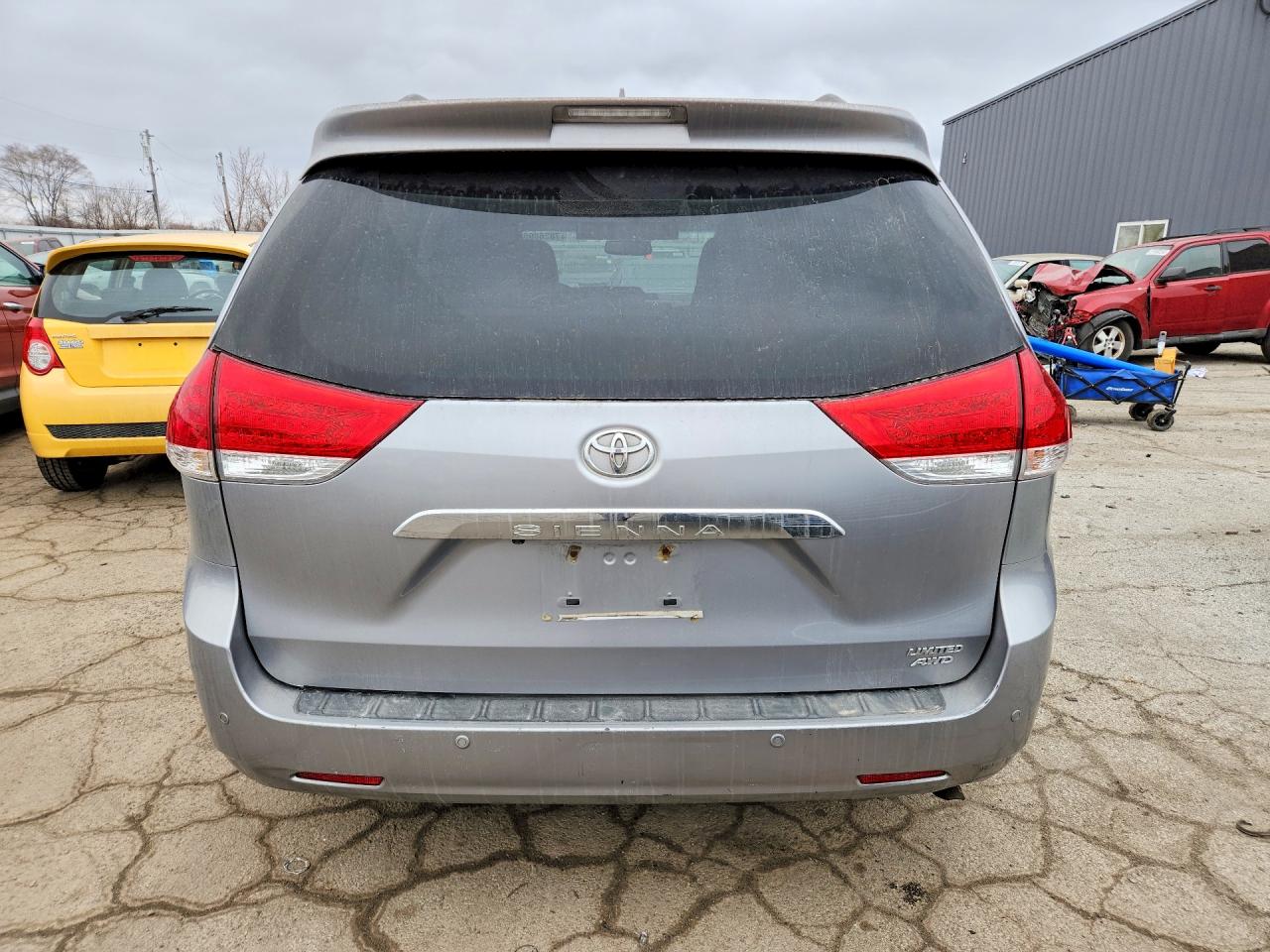 2012 Toyota Sienna Silver vin: 5TDDK3DC2CS043032