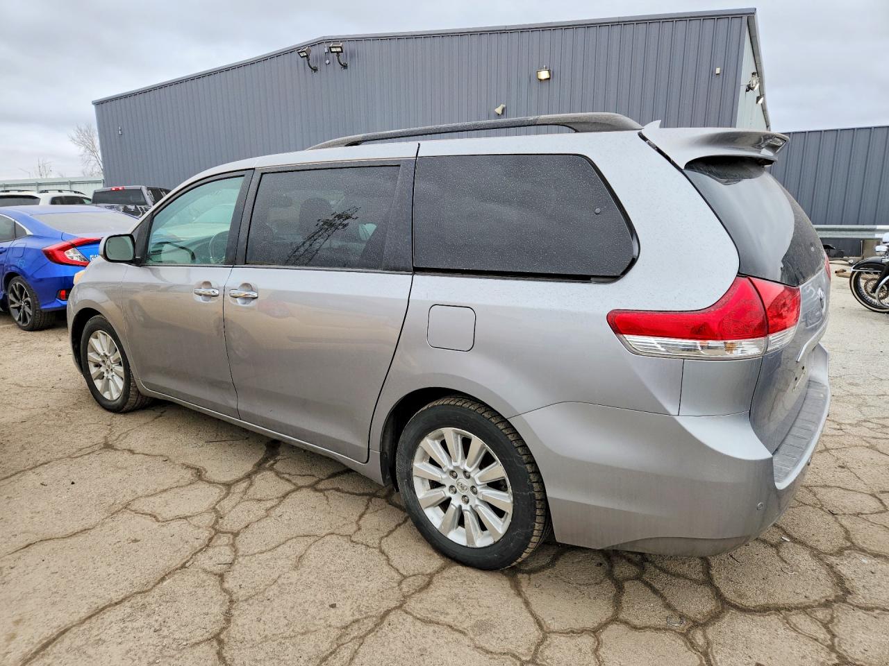 2012 Toyota Sienna Silver vin: 5TDDK3DC2CS043032