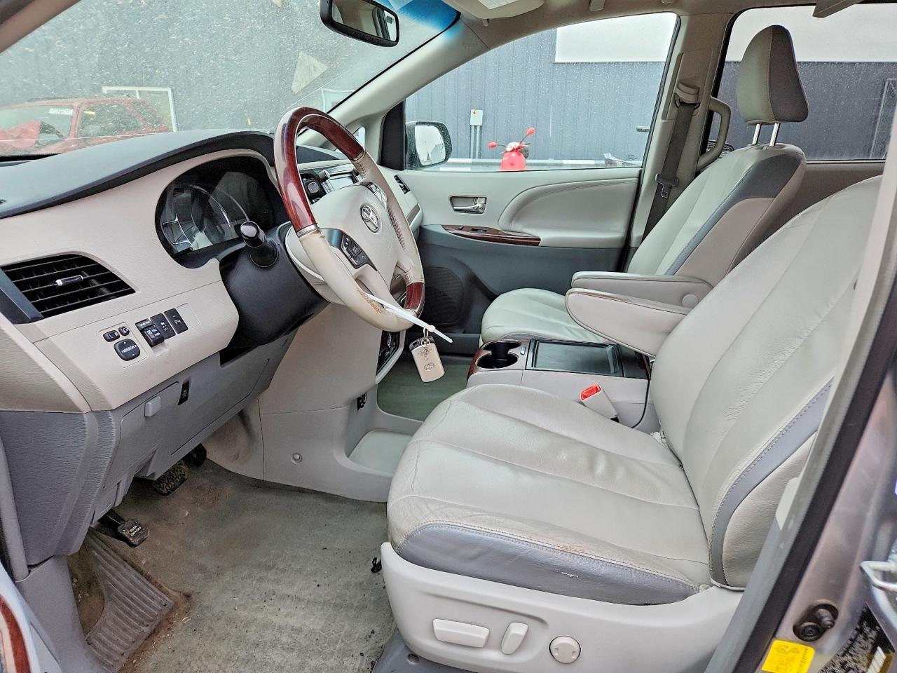 2012 Toyota Sienna Silver vin: 5TDDK3DC2CS043032