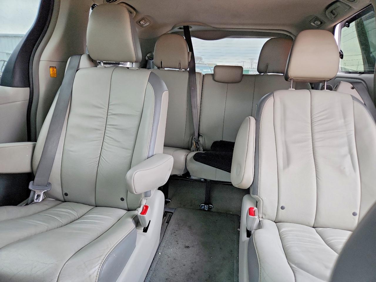 2012 Toyota Sienna Silver vin: 5TDDK3DC2CS043032
