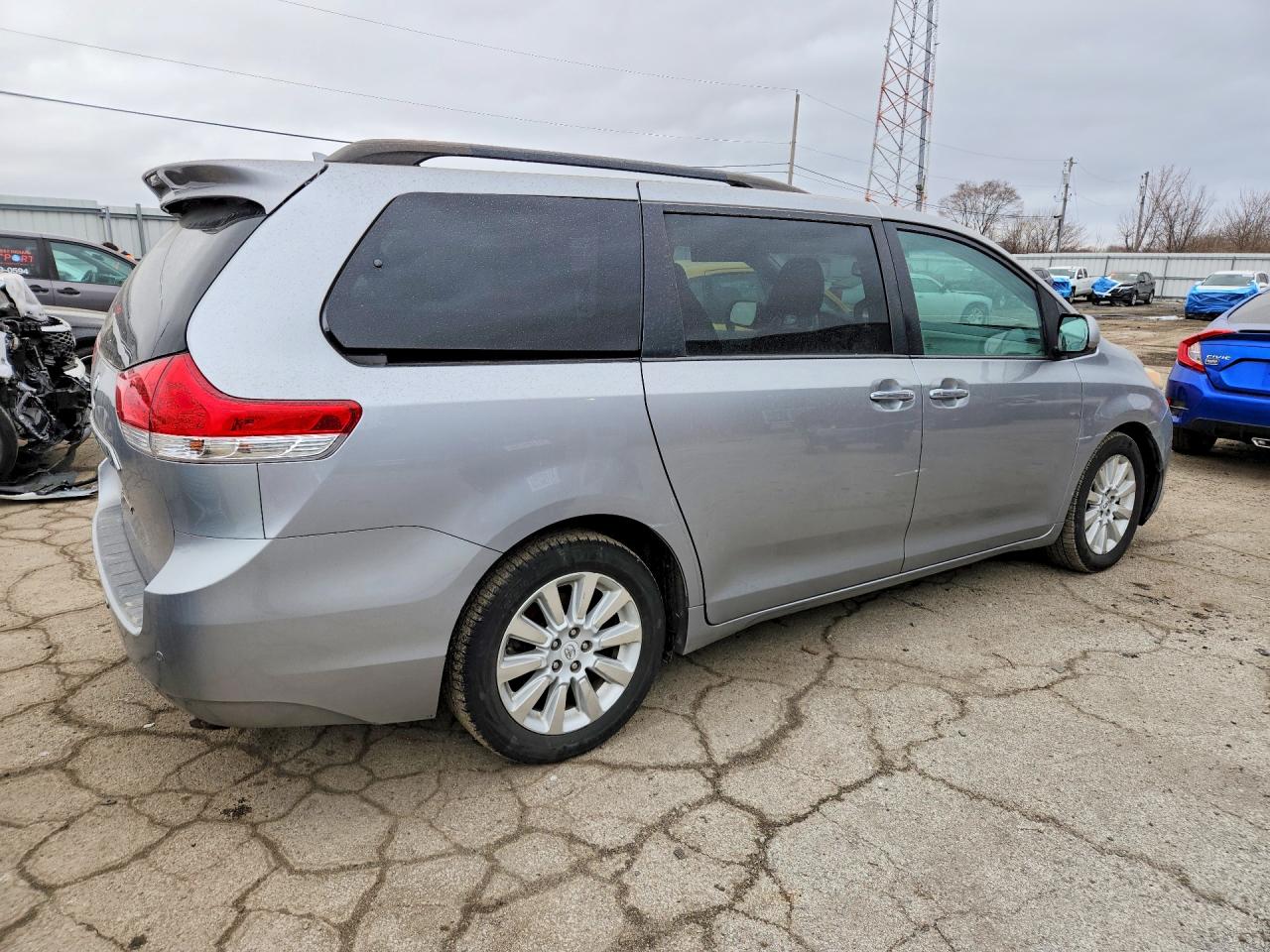2012 Toyota Sienna Silver vin: 5TDDK3DC2CS043032
