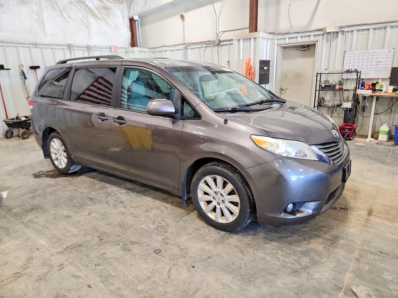 2013 Toyota Sienna Xle 7-passenger Gray vin: 5TDDK3DC2DS049995