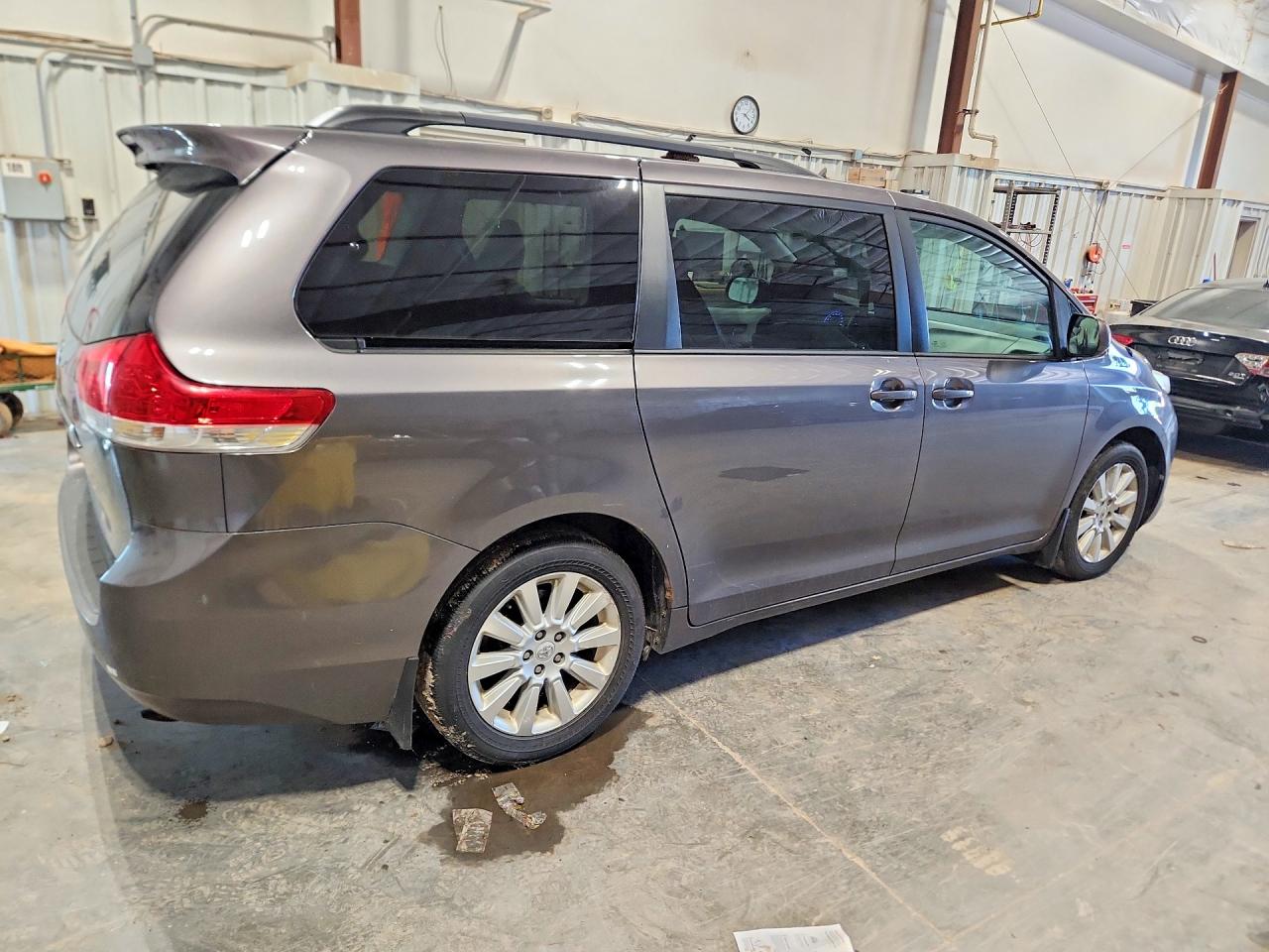 2013 Toyota Sienna Xle 7-passenger Gray vin: 5TDDK3DC2DS049995