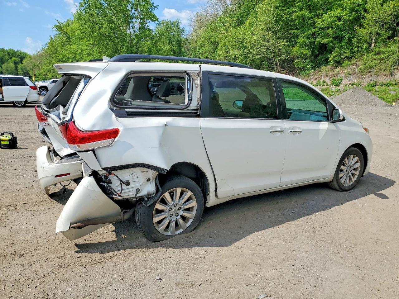 2013 Toyota Sienna Limited 7-passenger White vin: 5TDDK3DC2DS058728