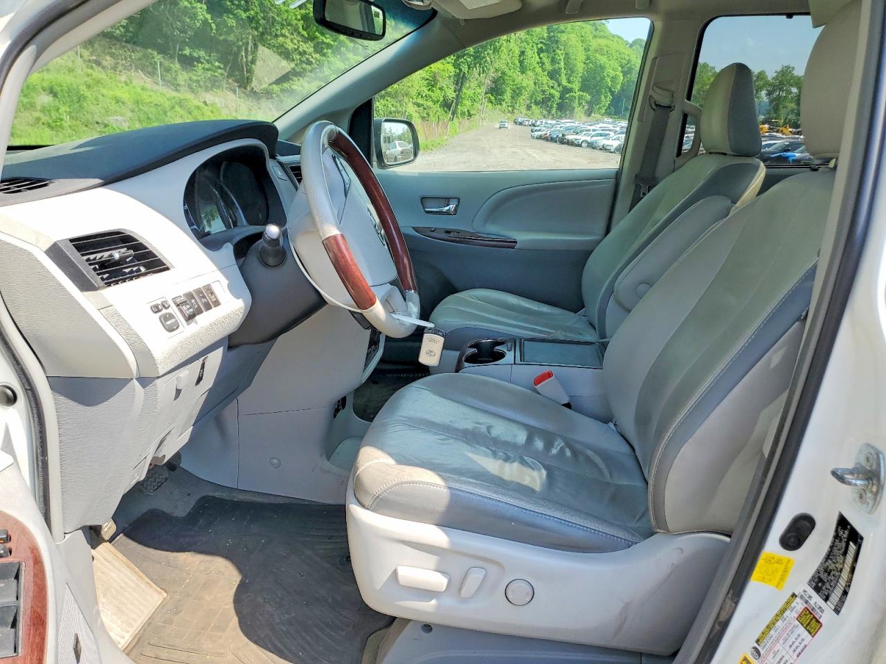 2013 Toyota Sienna Limited 7-passenger White vin: 5TDDK3DC2DS058728