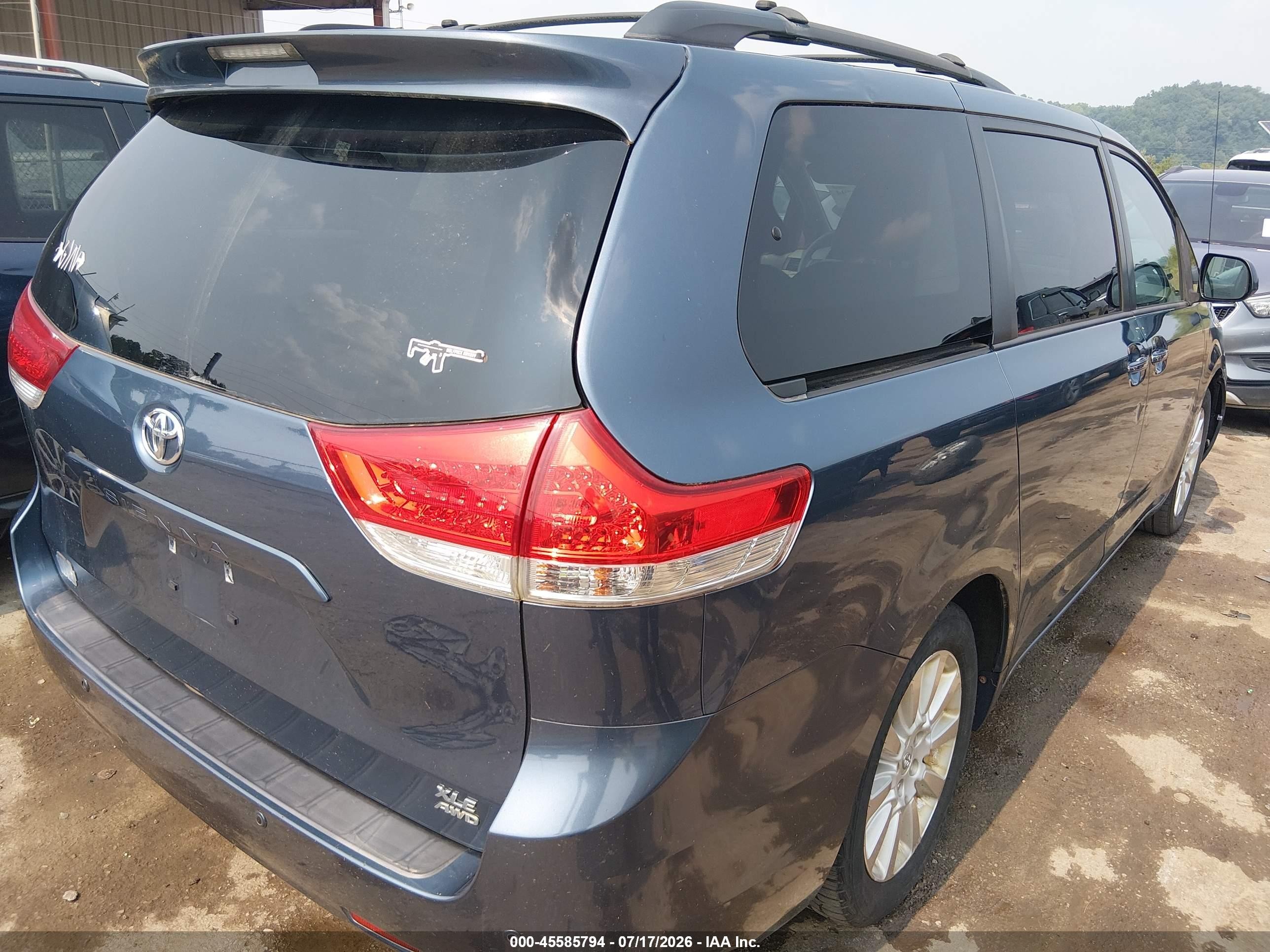 2013 Toyota Sienna Xle 7 Passenger Light Blue vin: 5TDDK3DC2DS063217