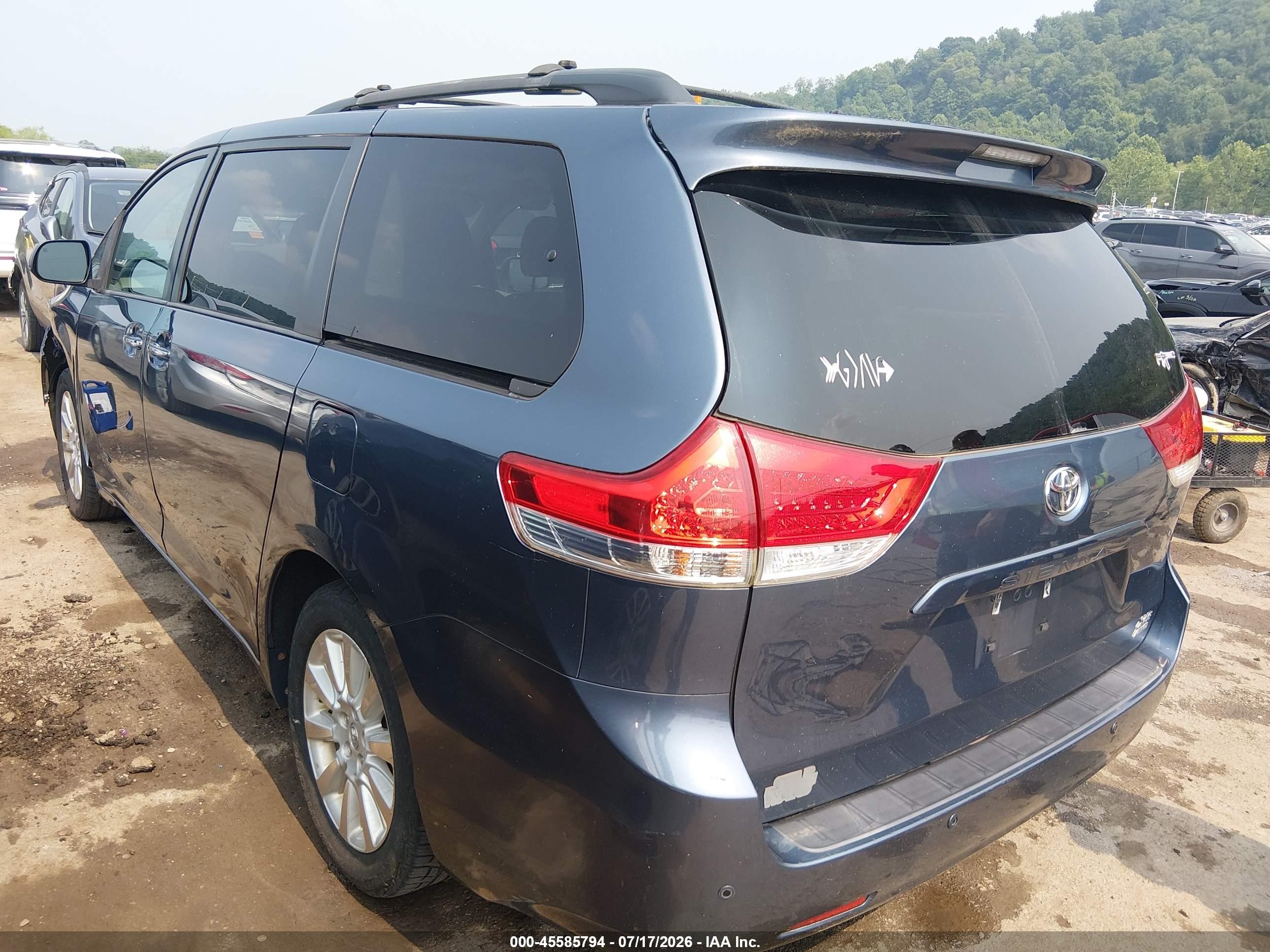 2013 Toyota Sienna Xle 7 Passenger Light Blue vin: 5TDDK3DC2DS063217