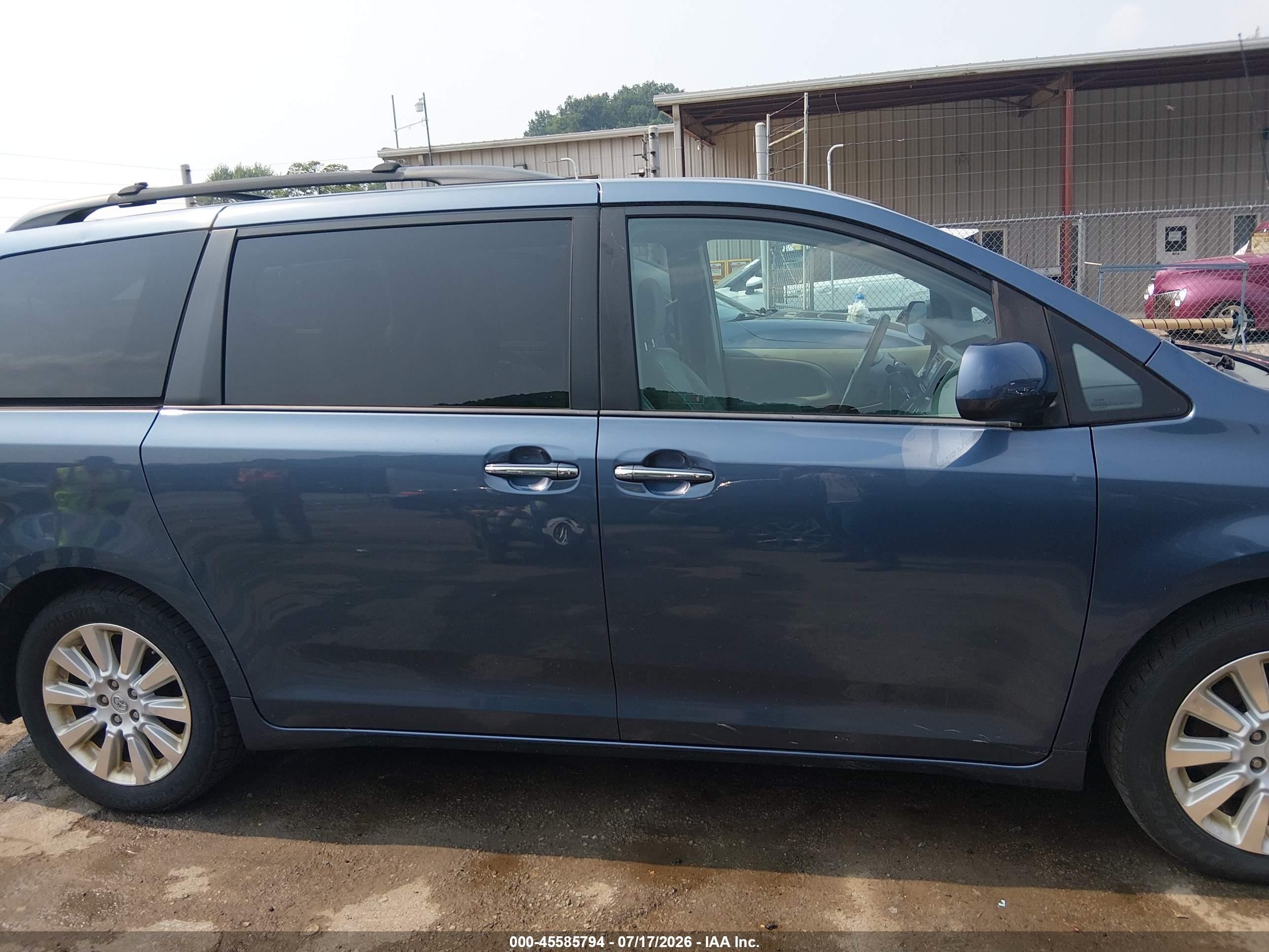 2013 Toyota Sienna Xle 7 Passenger Light Blue vin: 5TDDK3DC2DS063217