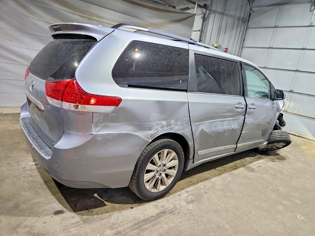 2013 Toyota Sienna Limited 7-passenger Silver vin: 5TDDK3DC2DS064934