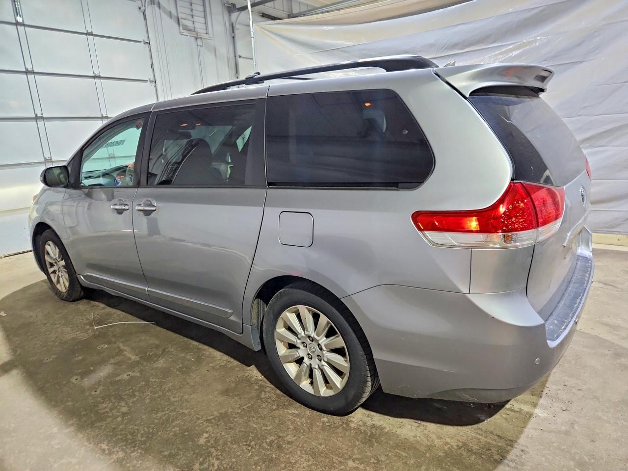 2013 Toyota Sienna Limited 7-passenger Silver vin: 5TDDK3DC2DS064934