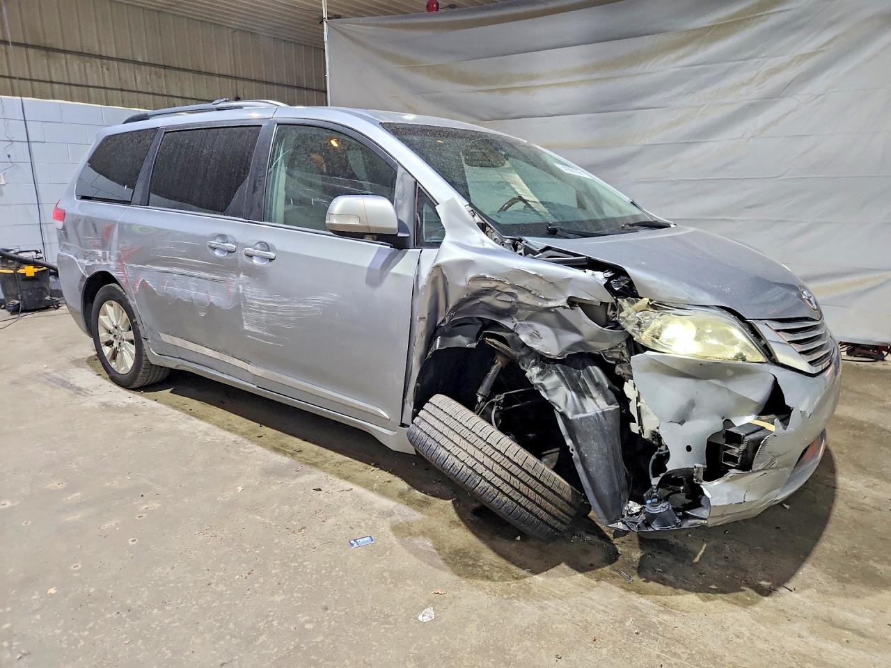 2013 Toyota Sienna Limited 7-passenger Silver vin: 5TDDK3DC2DS064934