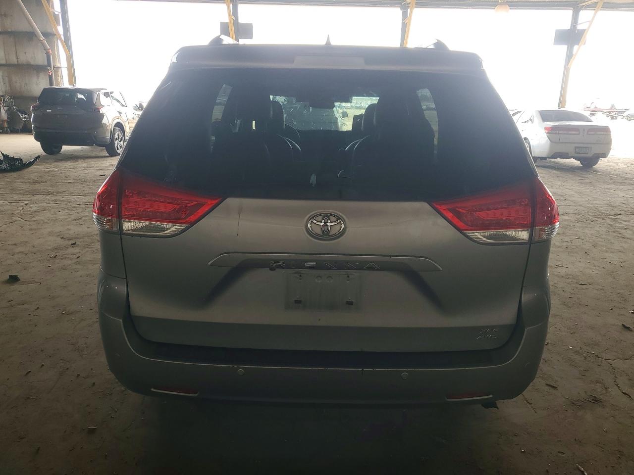 2013 Toyota Sienna Xle 7-passenger Gray vin: 5TDDK3DC2DS067350