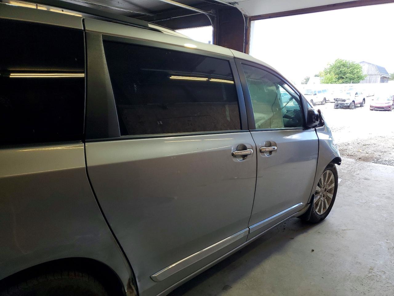 2015 Toyota Sienna Xle 7-passenger Silver vin: 5TDDK3DC2FS097564