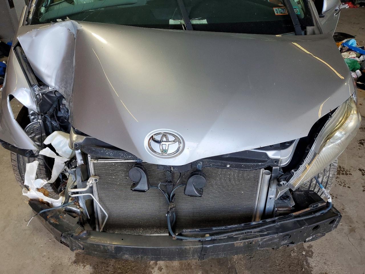 2015 Toyota Sienna Xle 7-passenger Silver vin: 5TDDK3DC2FS097564
