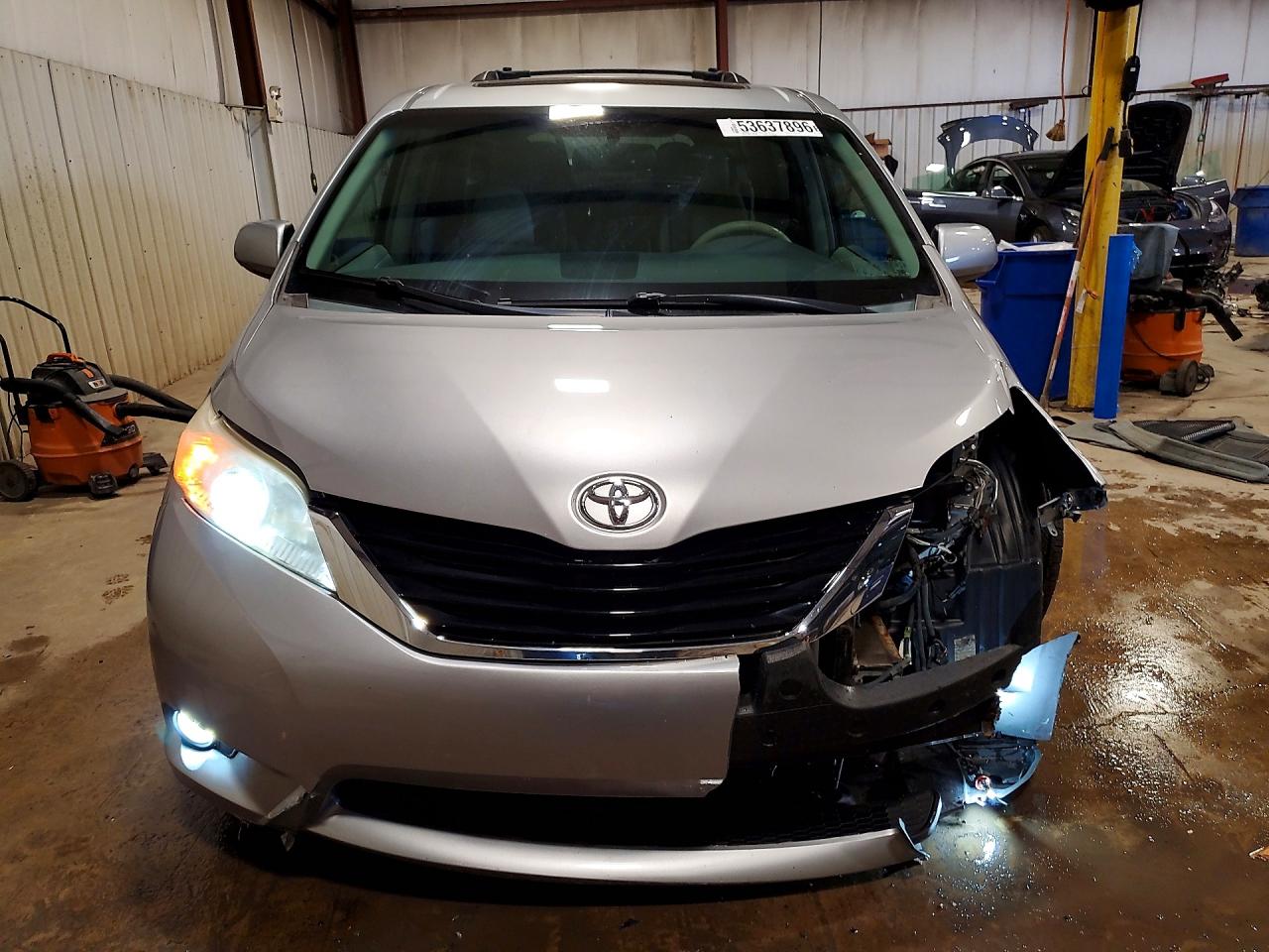 2011 Toyota Sienna Xle 7-passenger Silver vin: 5TDDK3DC3BS010555