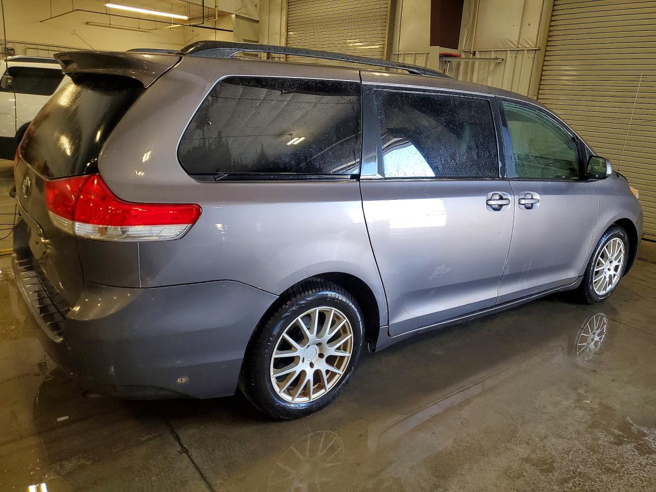2011 Toyota Sienna Xle 7-passenger Gray vin: 5TDDK3DC3BS014606
