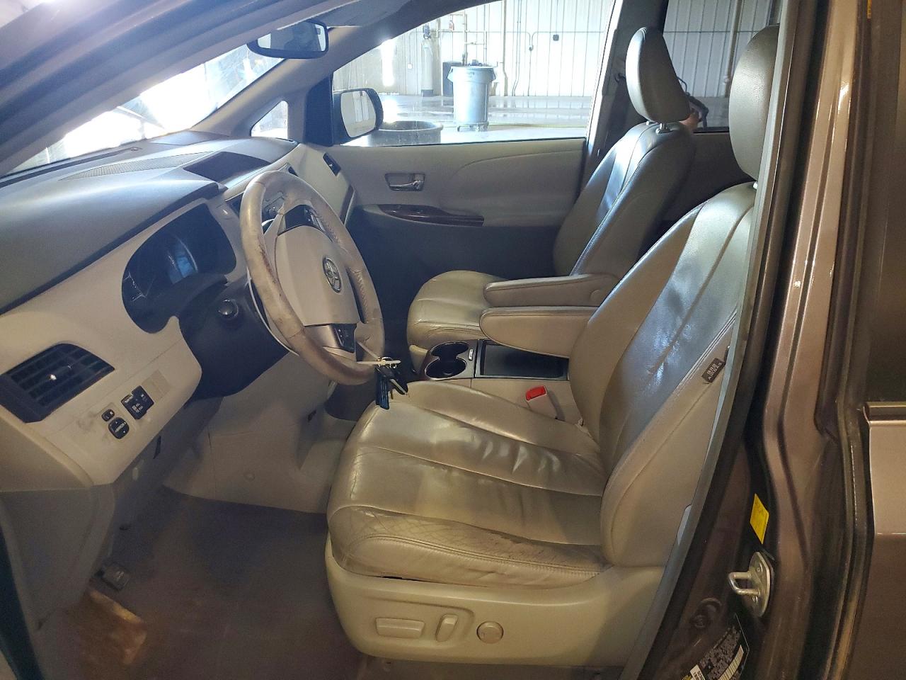 2011 Toyota Sienna Xle 7-passenger Gray vin: 5TDDK3DC3BS014606
