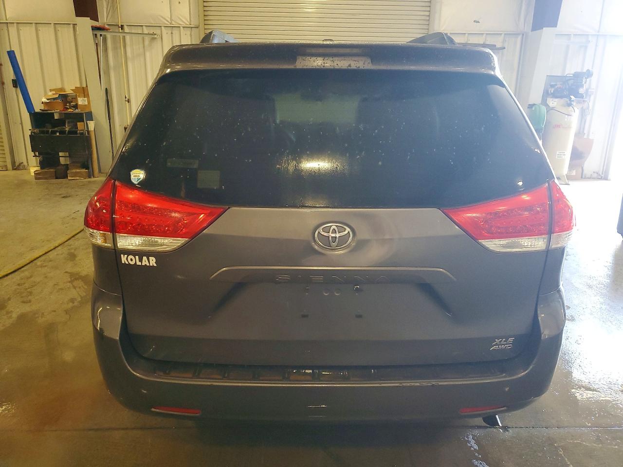2011 Toyota Sienna Xle 7-passenger Gray vin: 5TDDK3DC3BS014606